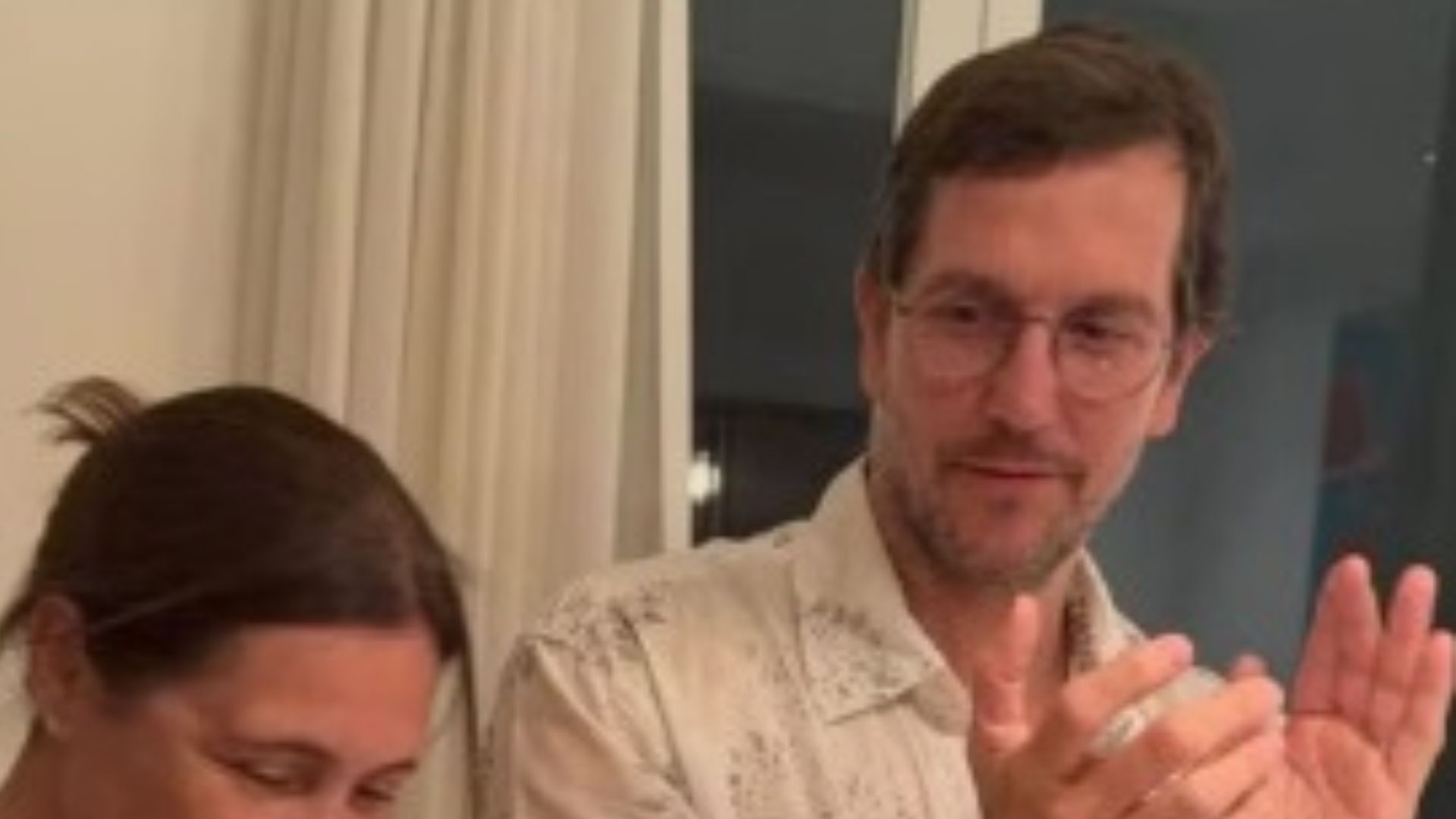 Vladimir Brichta celebra seu aniversário com festa simples em casa