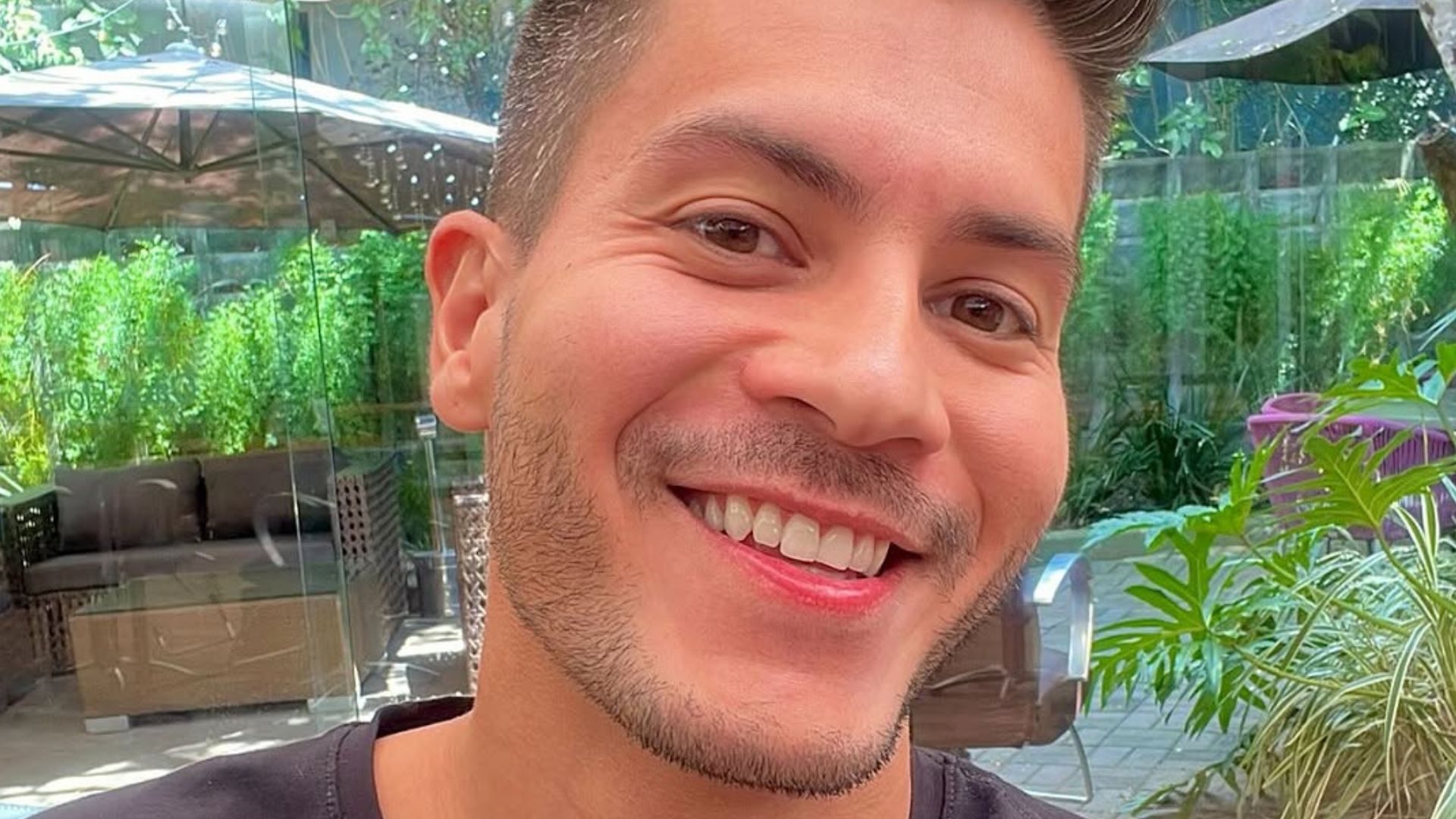 Arthur Aguiar e Jheny Santucci visitam obra de casa nova
