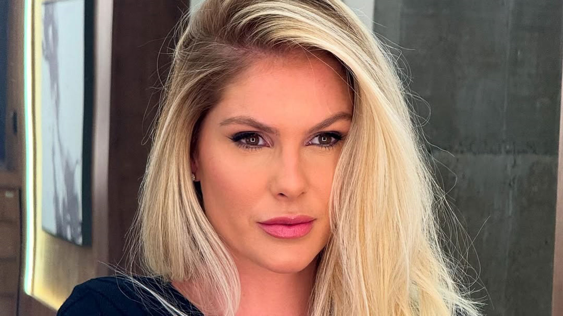 Bárbara Evans arrasa no look para curtir Carnaval após cinco anos