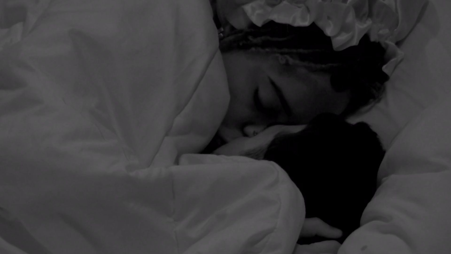 BBB 25: Thamiris e João Gabriel trocam beijos após festa