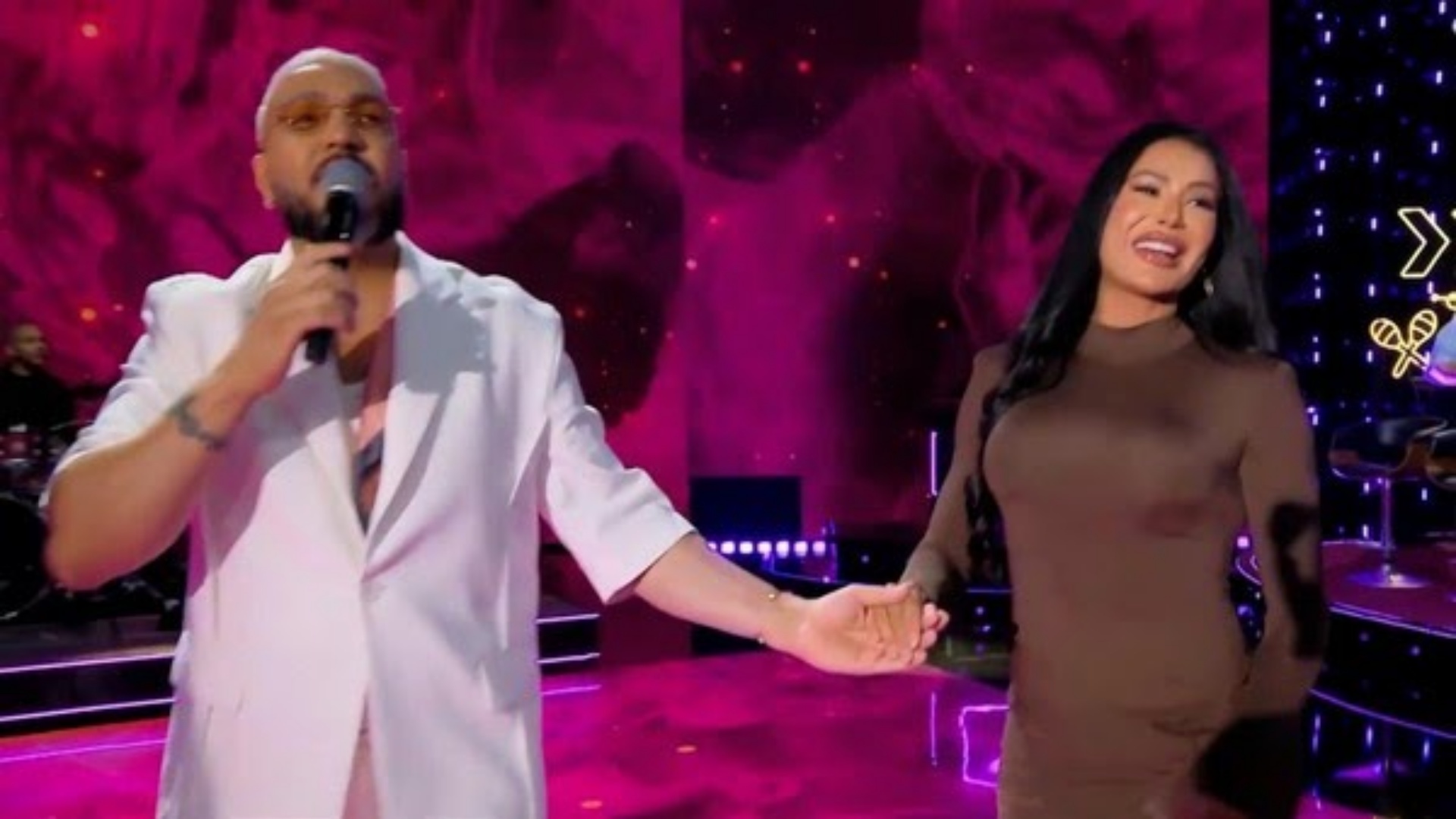 Belo canta música romântica para Gracyanne Barbosa no ‘Domingão’