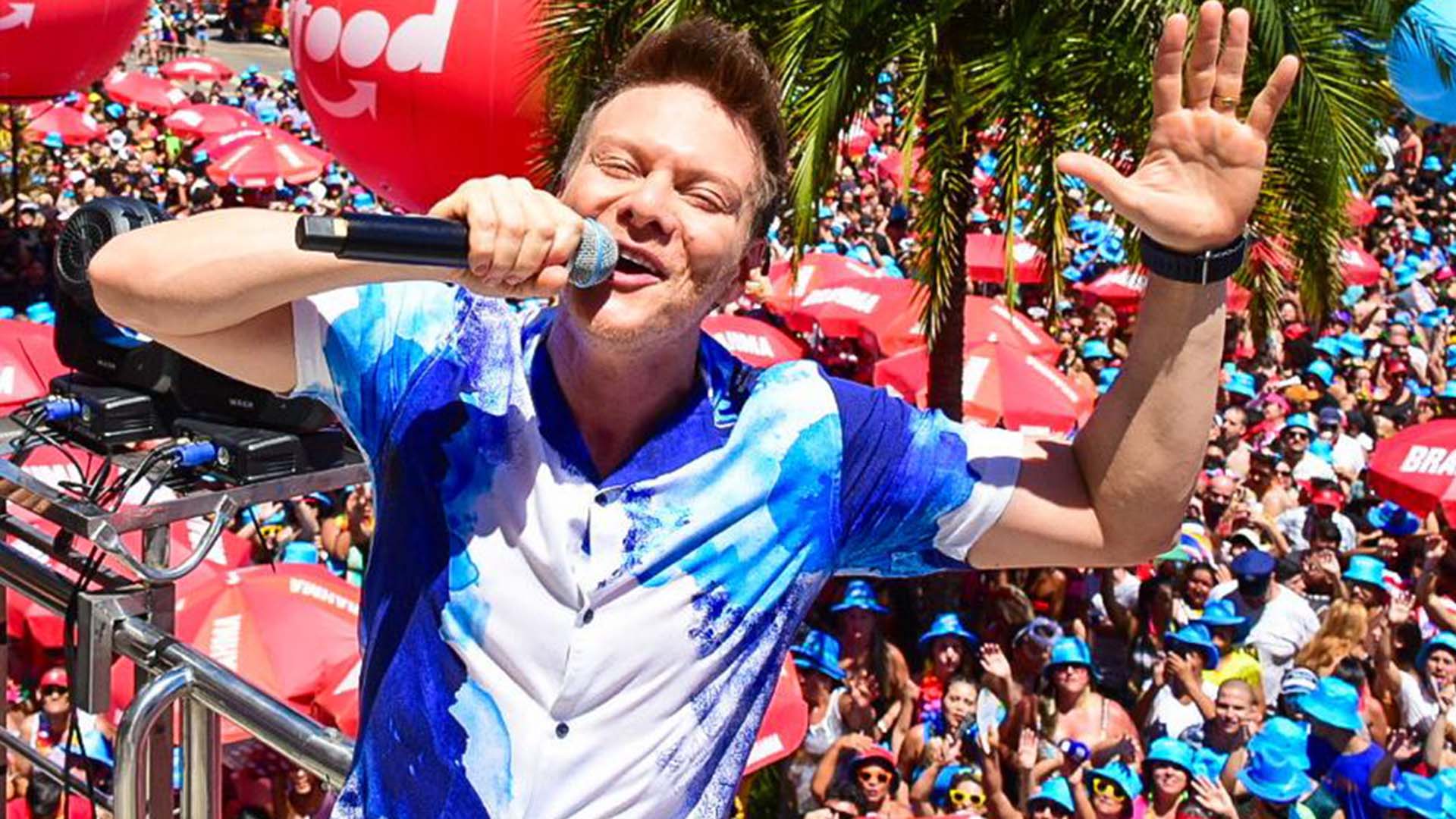 Michel Teló leva os filhos e a esposa para bloco de rua em SP