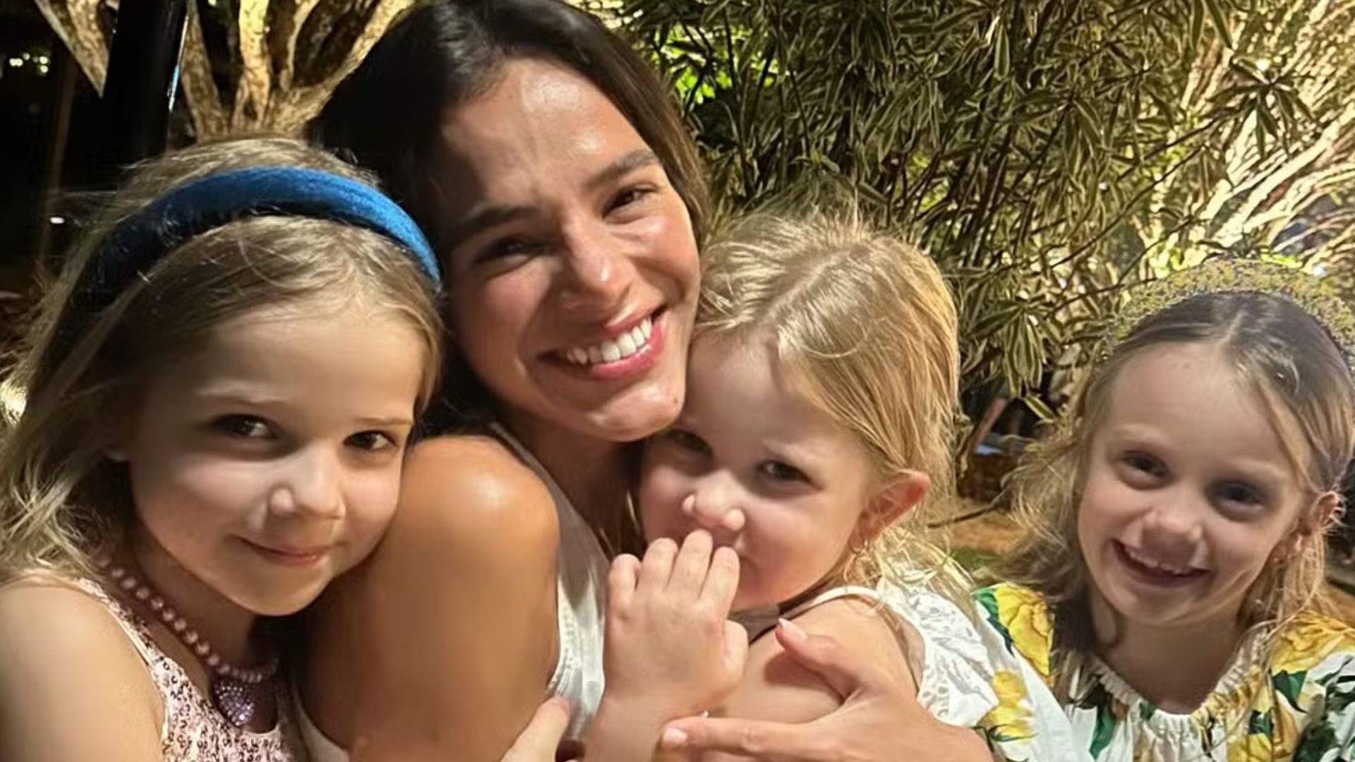Bruna Marquezine tira foto com ‘mini fãs’ e ganha título: “Rainha das Baixinhas”