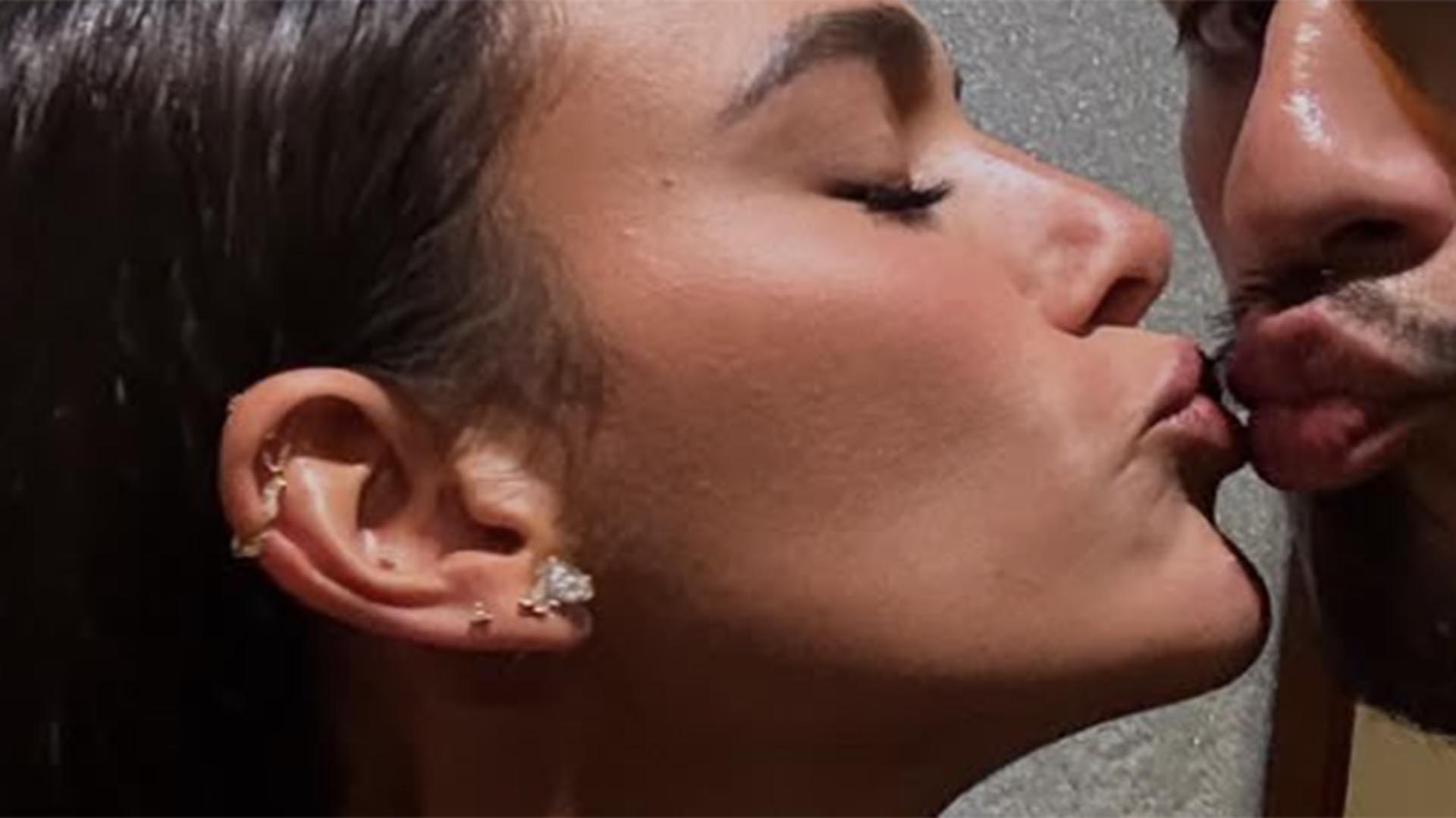 Bruna Marquezine surge prestes a dar selinho em cantor mexicano