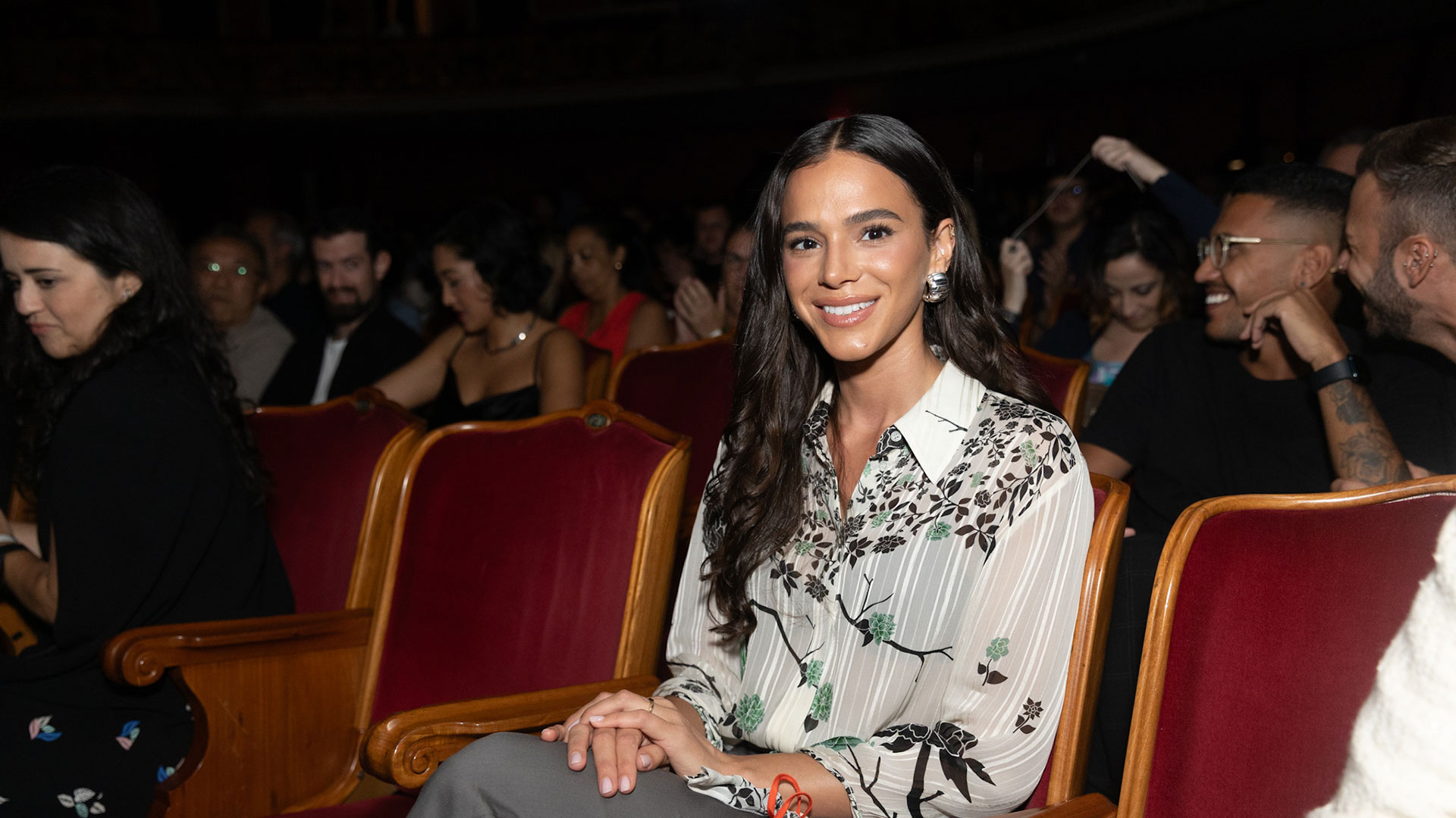 Bruna Marquezine esbanja sorrisos em pré estreia de filme
