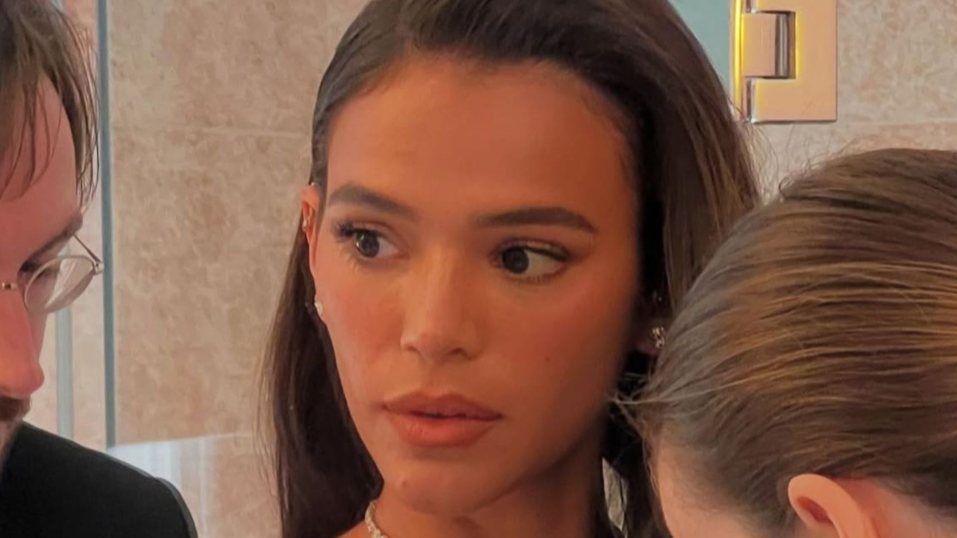 Bruna Marquezine surge deslumbrante em fotos exclusivas nos bastidores do Oscar