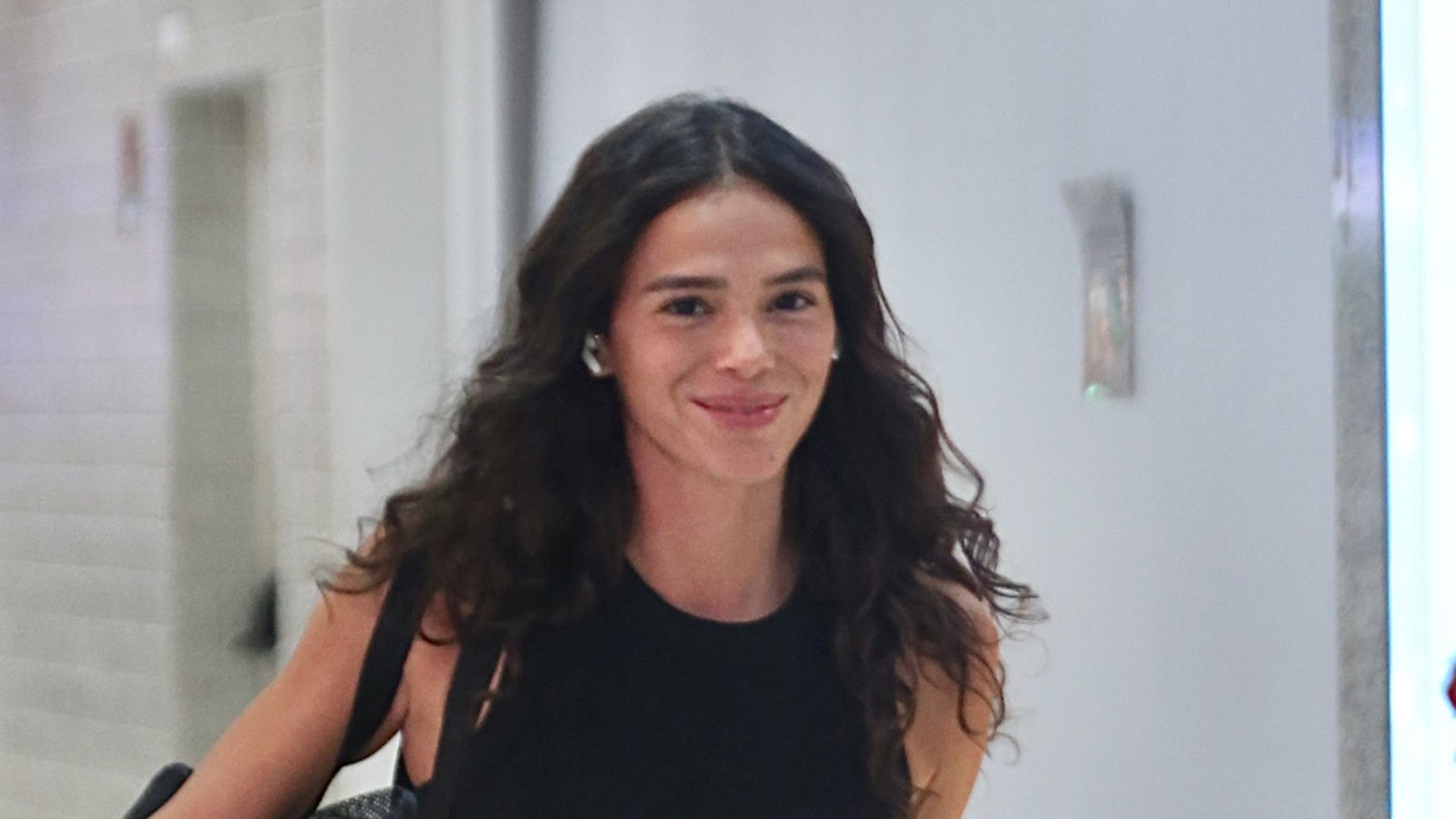 Bruna Marquezine aposta em look despojado e cabelo natural para viagem de avião