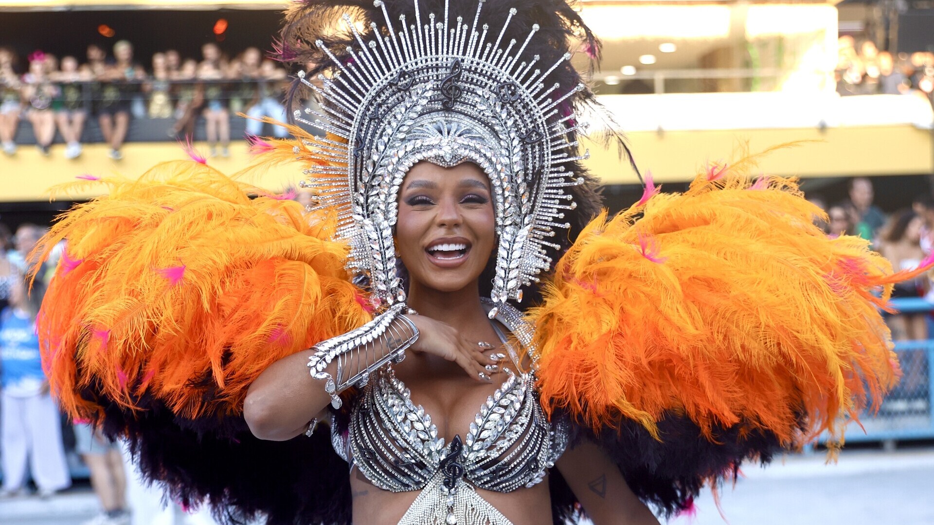 Grávida, Brunna Gonçalves exibe barrigão no desfile das campeãs; veja