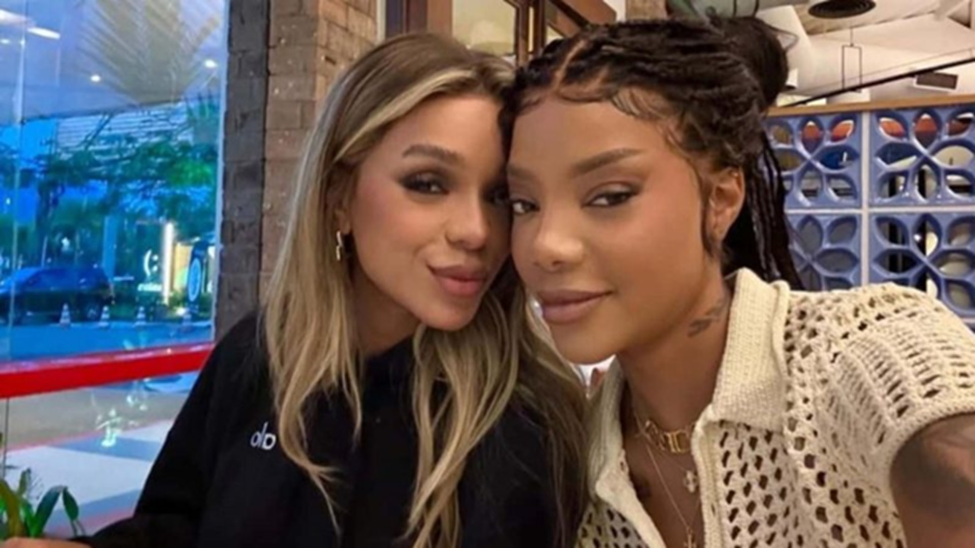 Grávida, Brunna Gonçalves ganha carinho de Ludmilla na barriga durante passeio na praia