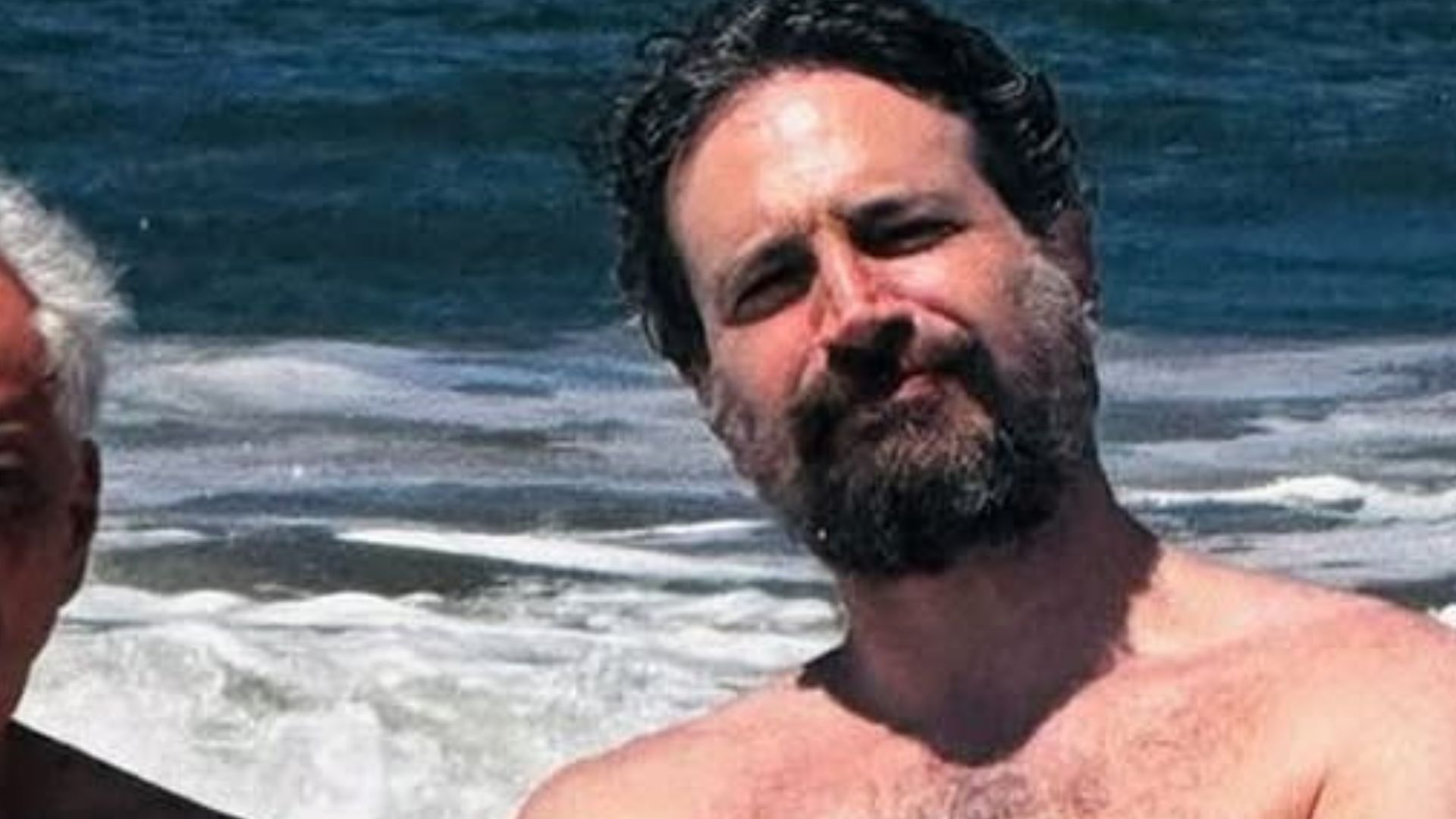 Caco Ciocler surge em foto rara ao lado do pai e do filho: “Três gerações”