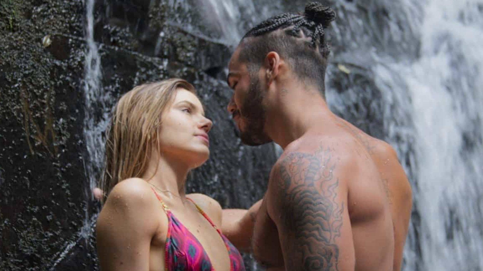 Ator de Beleza Fatal relembra dificuldade em cena íntima com Camila Queiroz