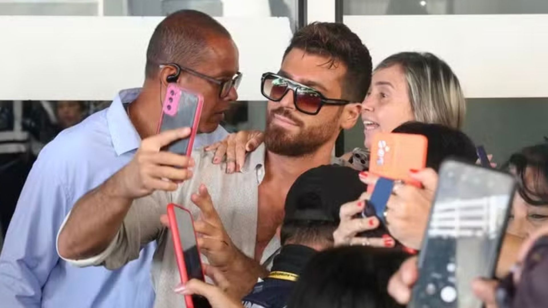 Astro de ‘El Turco’, Can Yaman é recepcionado por fãs brasileiros ao desembarcar no Rio de Janeiro
