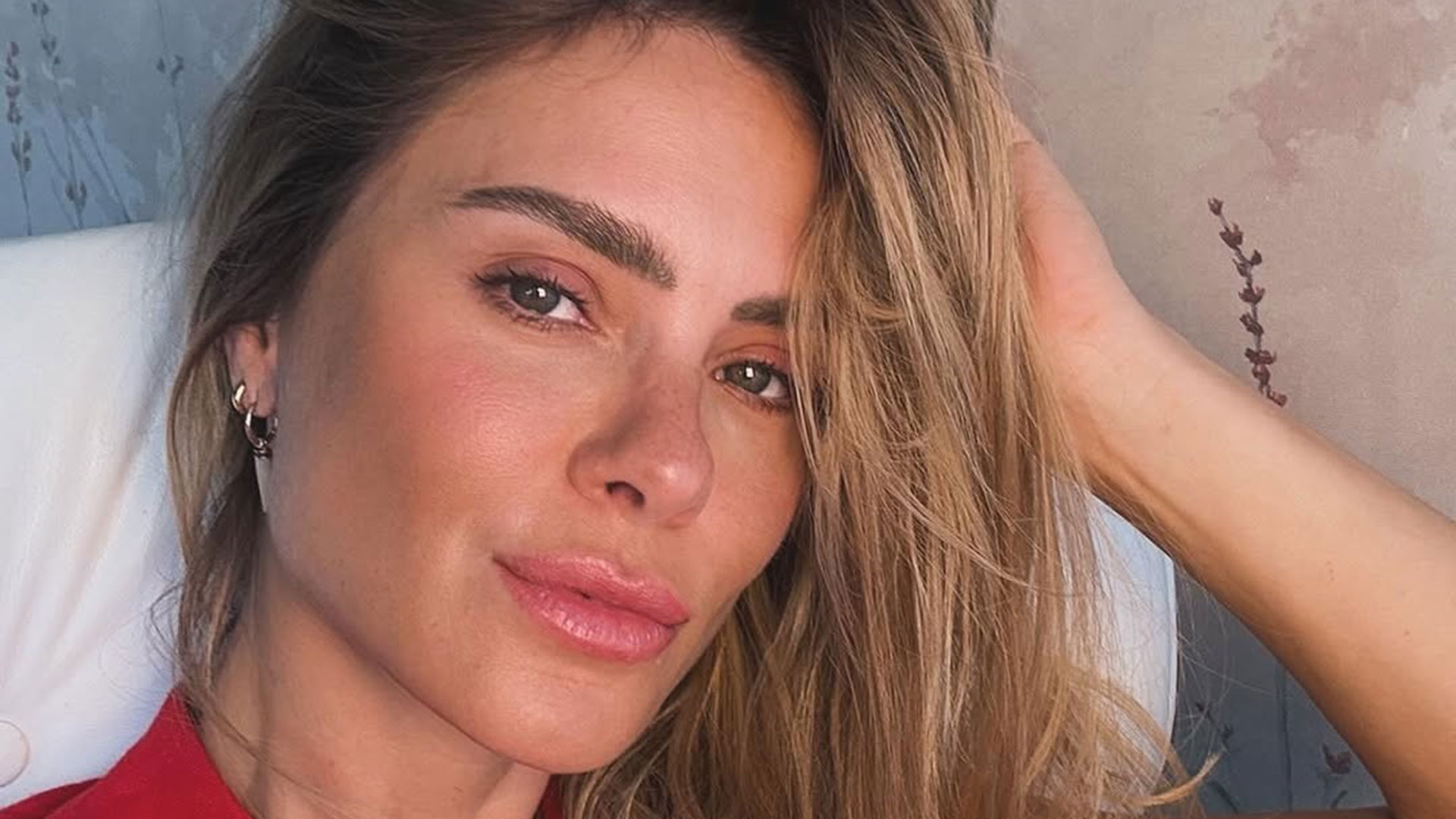 Carolina Dieckmann arrasa ao fazer acrobacias de ponta cabeça