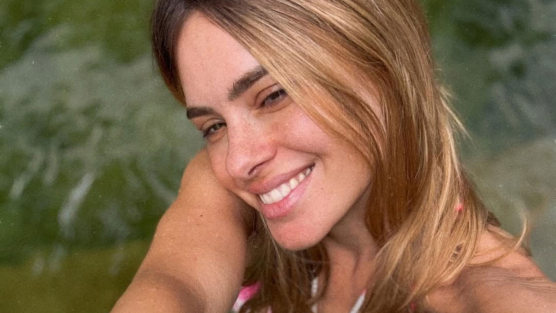 Carolina Dieckmann mostra registros do Carnaval e posa de biquíni