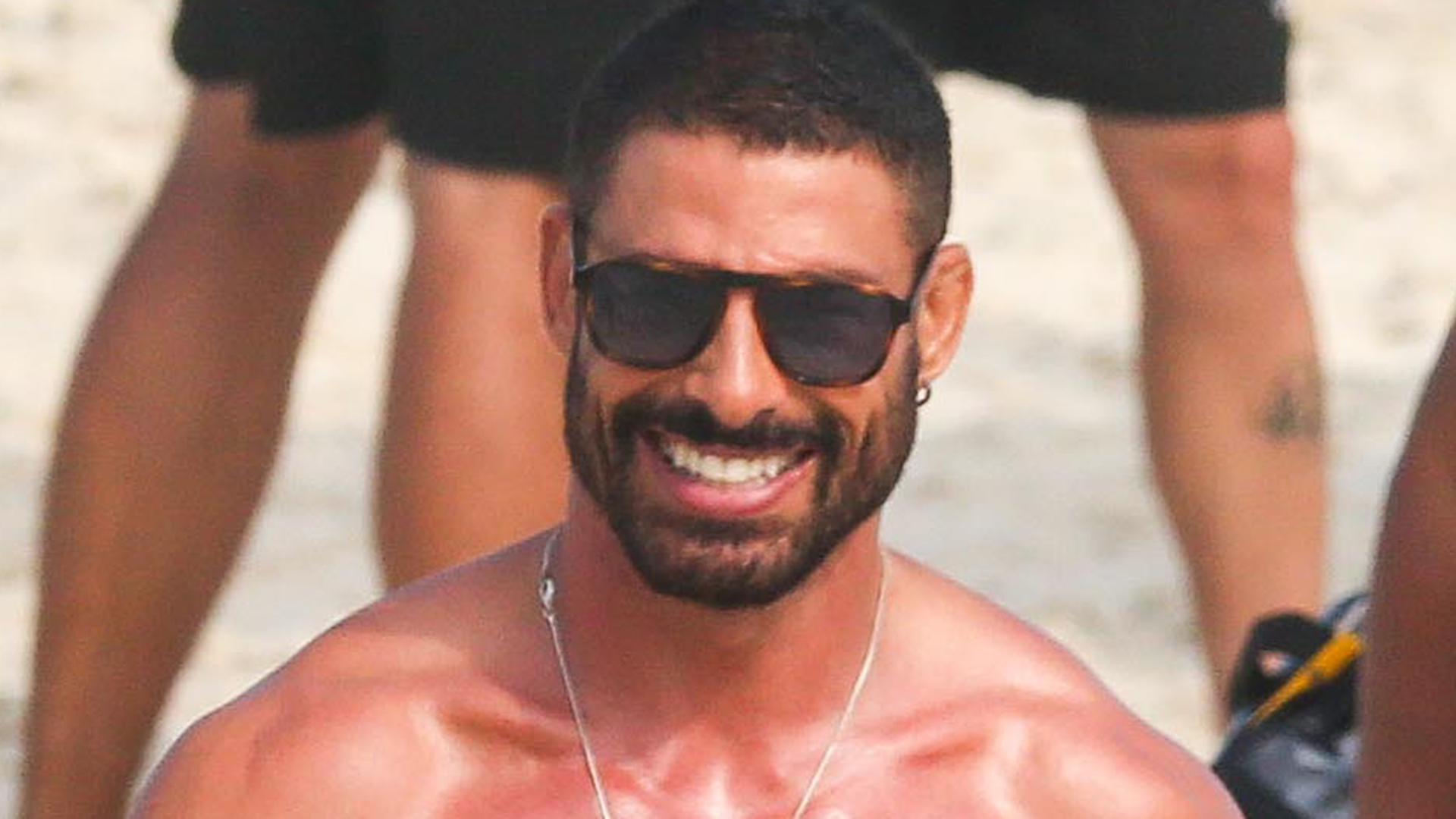 Cauã Reymond ostenta seus músculos em flagra na praia durante gravação