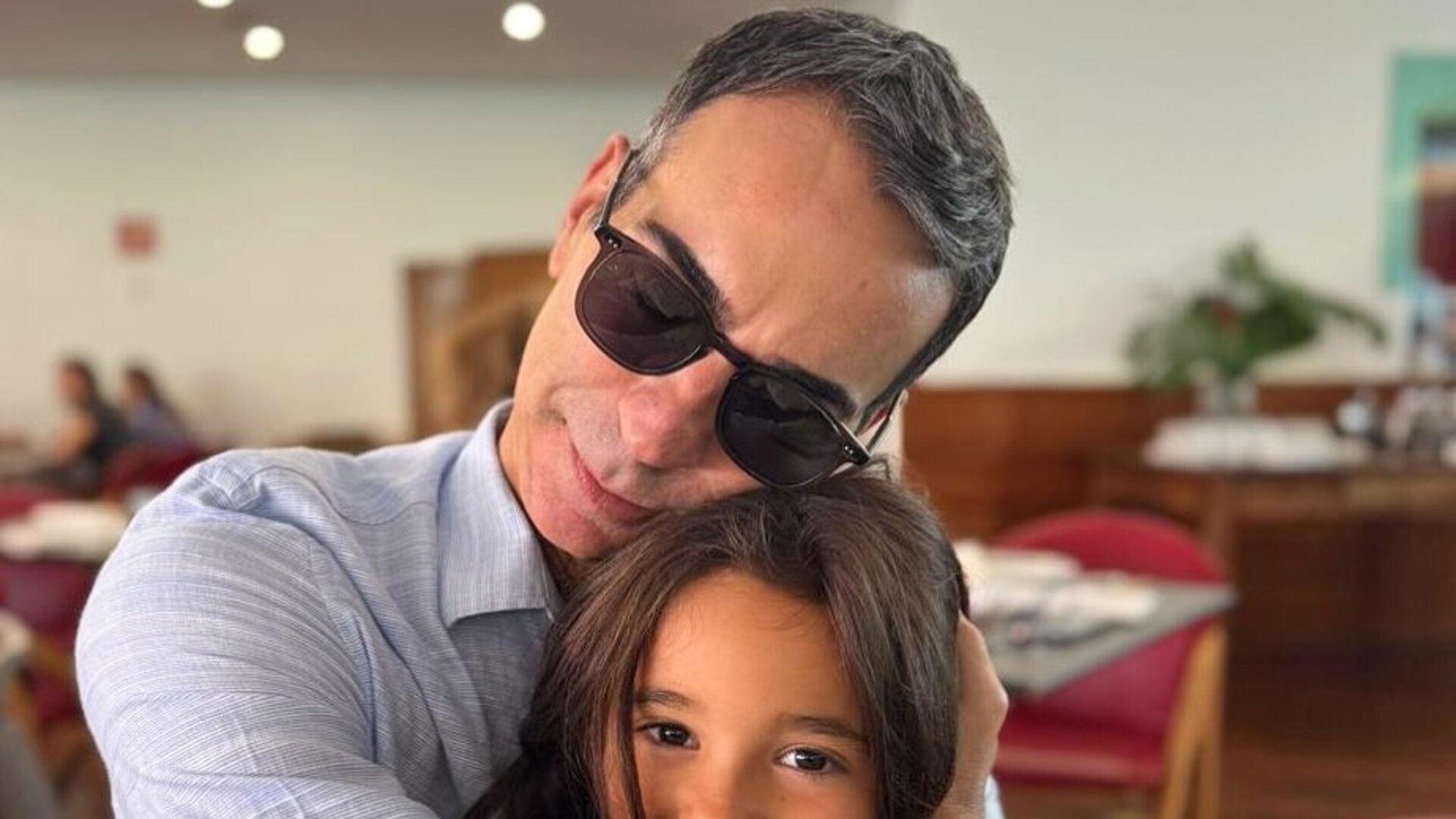 César Tralli encanta ao mostrar café da manhã com a filha no Carnaval