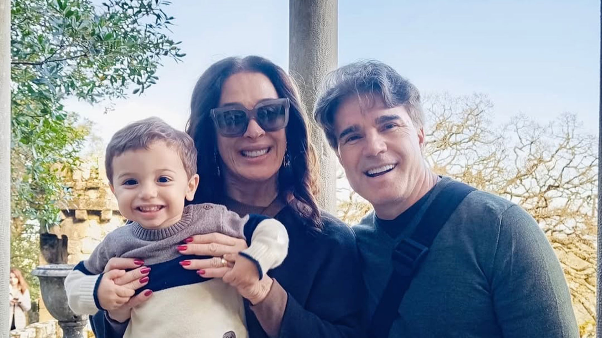 Claudia Raia mostra momentos fofos com o marido e o filho: ‘Passeando’