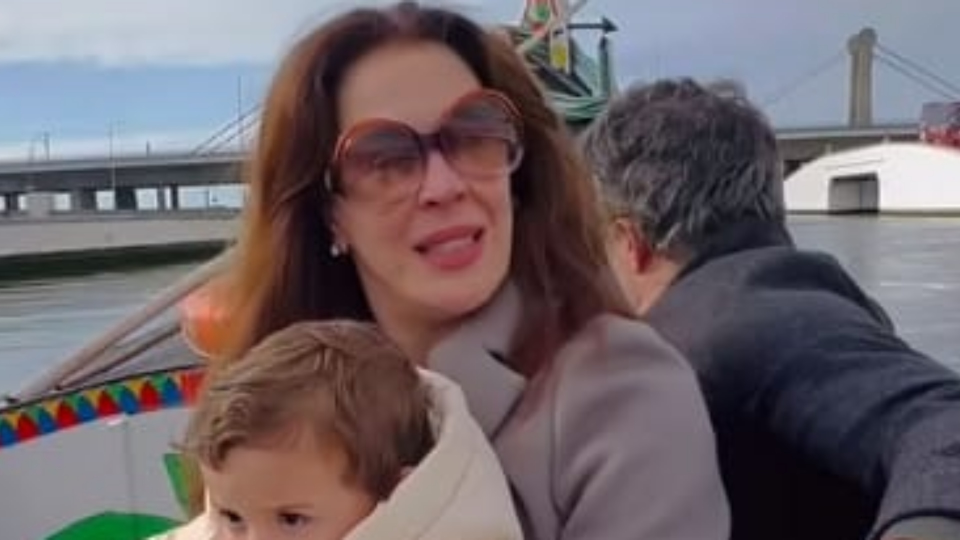 Claudia Raia encanta ao mostrar passeio com o marido e o filho em Portugal