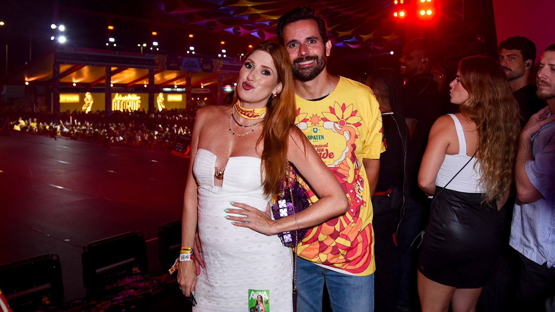 Grávida, Dani Calabresa se joga na folia com o marido