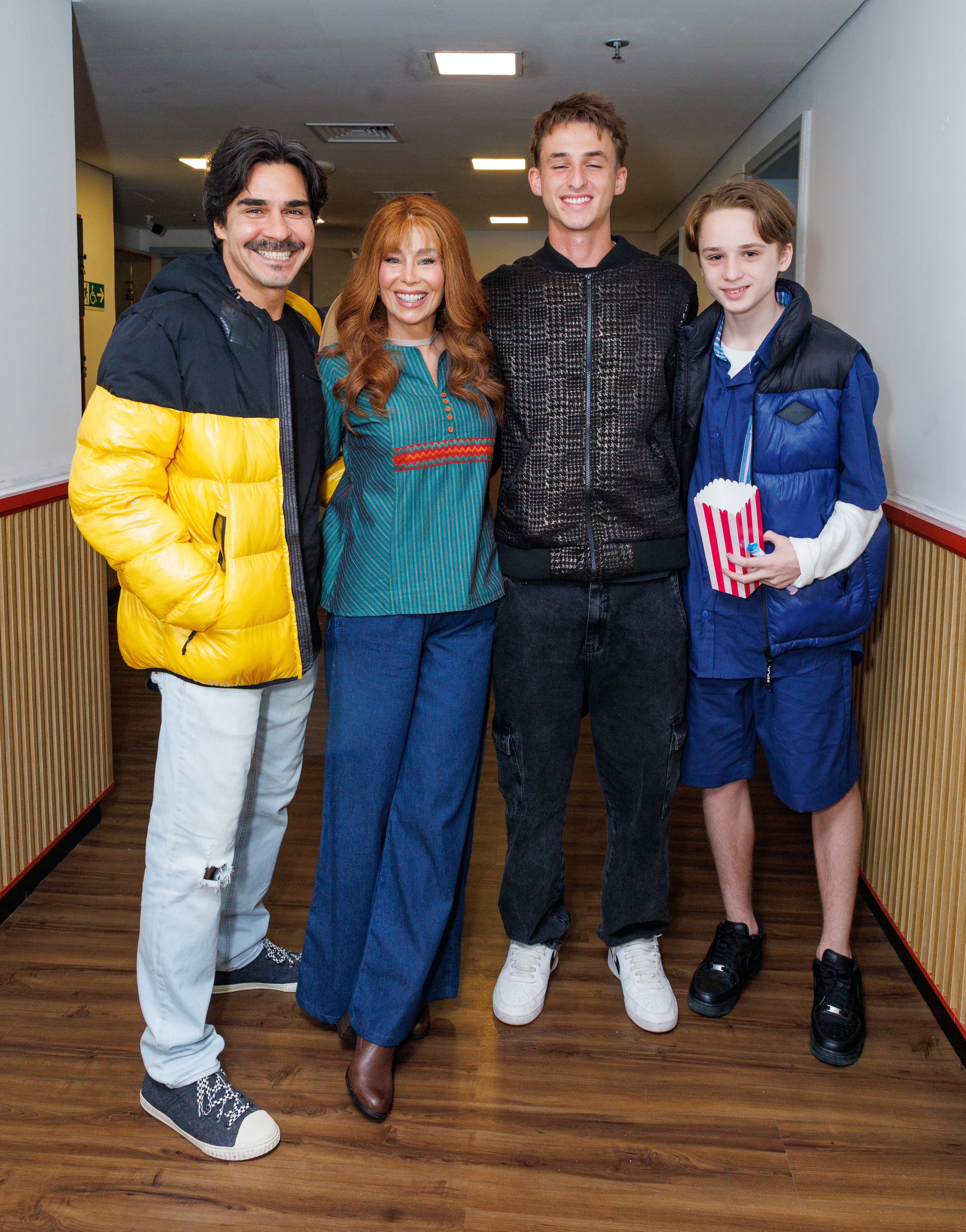 Danielle Winits com o marido e os filhos - Foto: Clayton Felizardo / Brazilnews