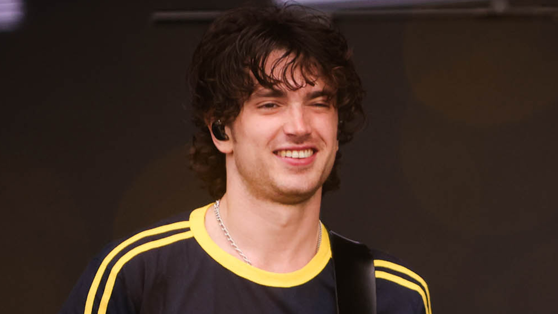 Filho de Bono Vox, Elijah Hewson faz homenagem ao Brasil no Lollapalooza