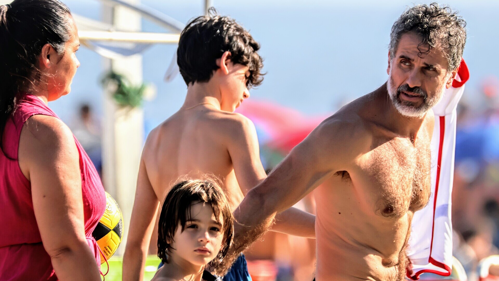 Eriberto Leão faz rara aparição com a esposa e os filhos; veja