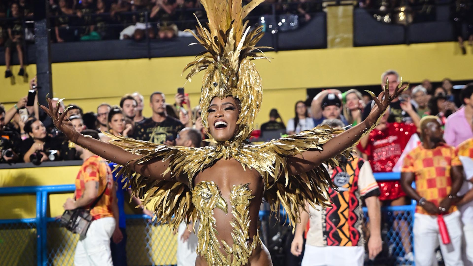 Erika Januza brilha como rainha de bateria da Viradouro