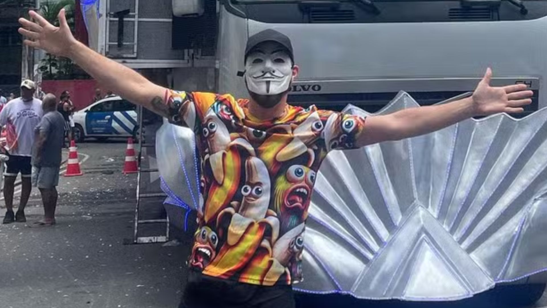 Jornalista se ‘disfarça’ e usa máscara para curtir trio de Ivete na Bahia