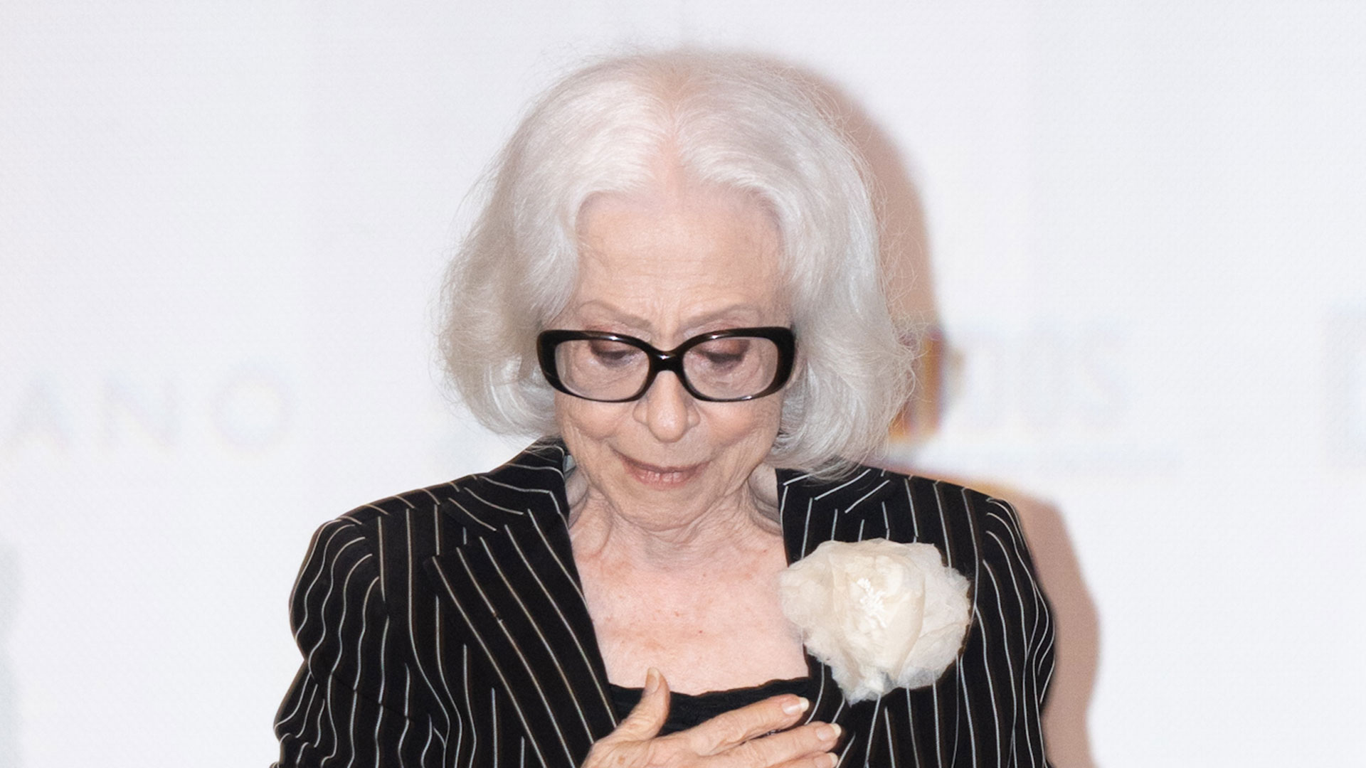 Fernanda Montenegro esbanja elegância em pré estreia de filme