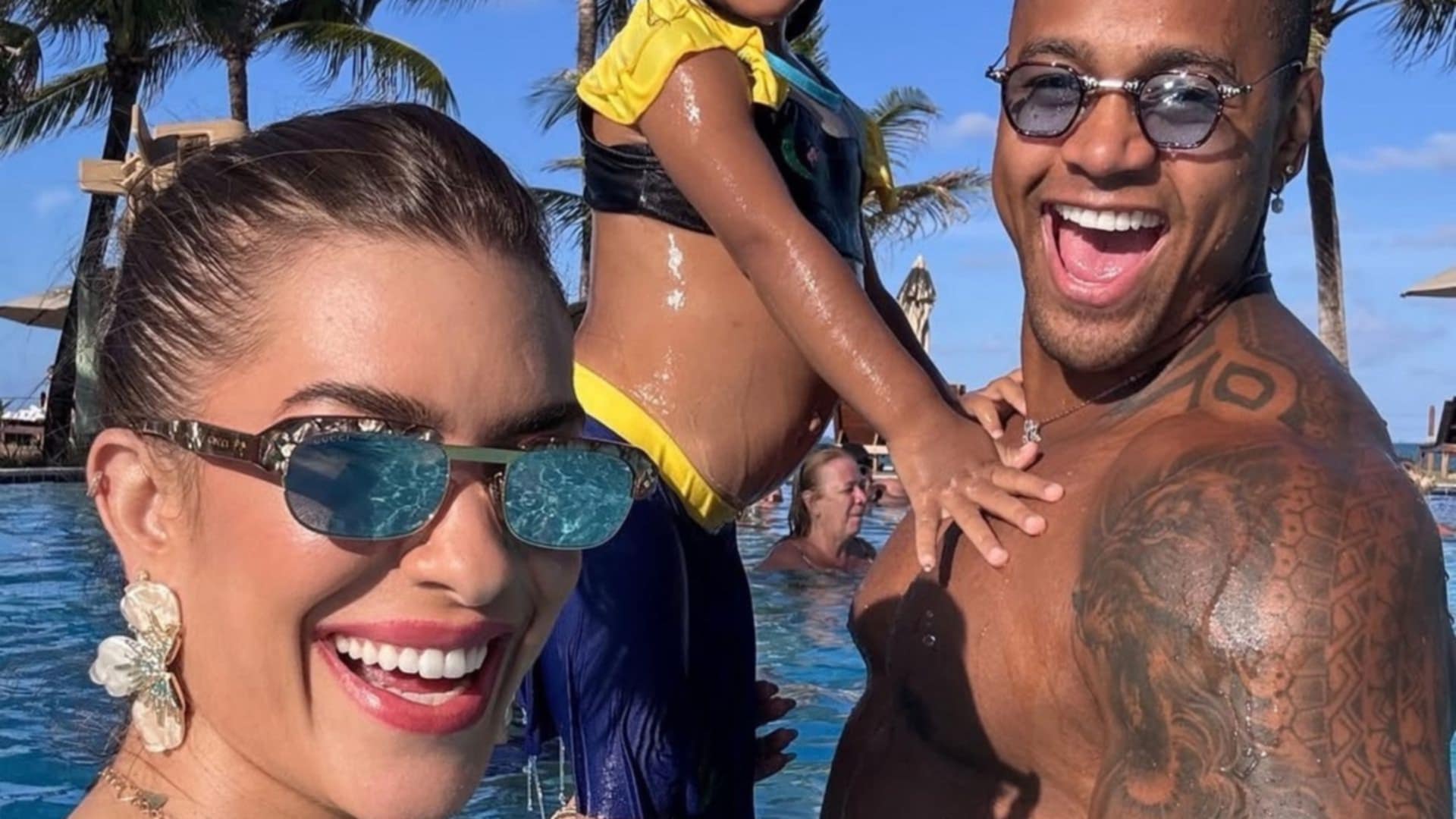 Filha de Lore Improta e Léo Santana dá show de fofura em fotos de férias