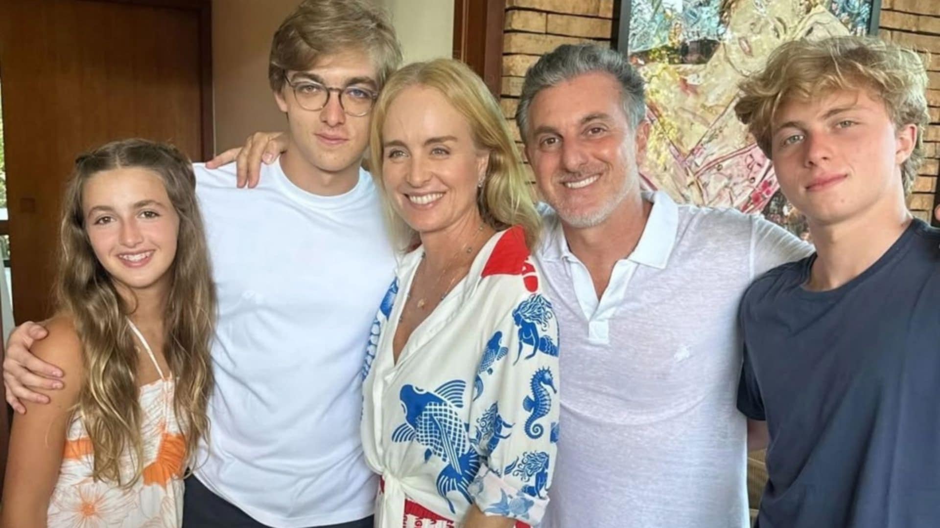 Filho de Angélica e Luciano Huck ganha bolinho para seus 20 anos; veja