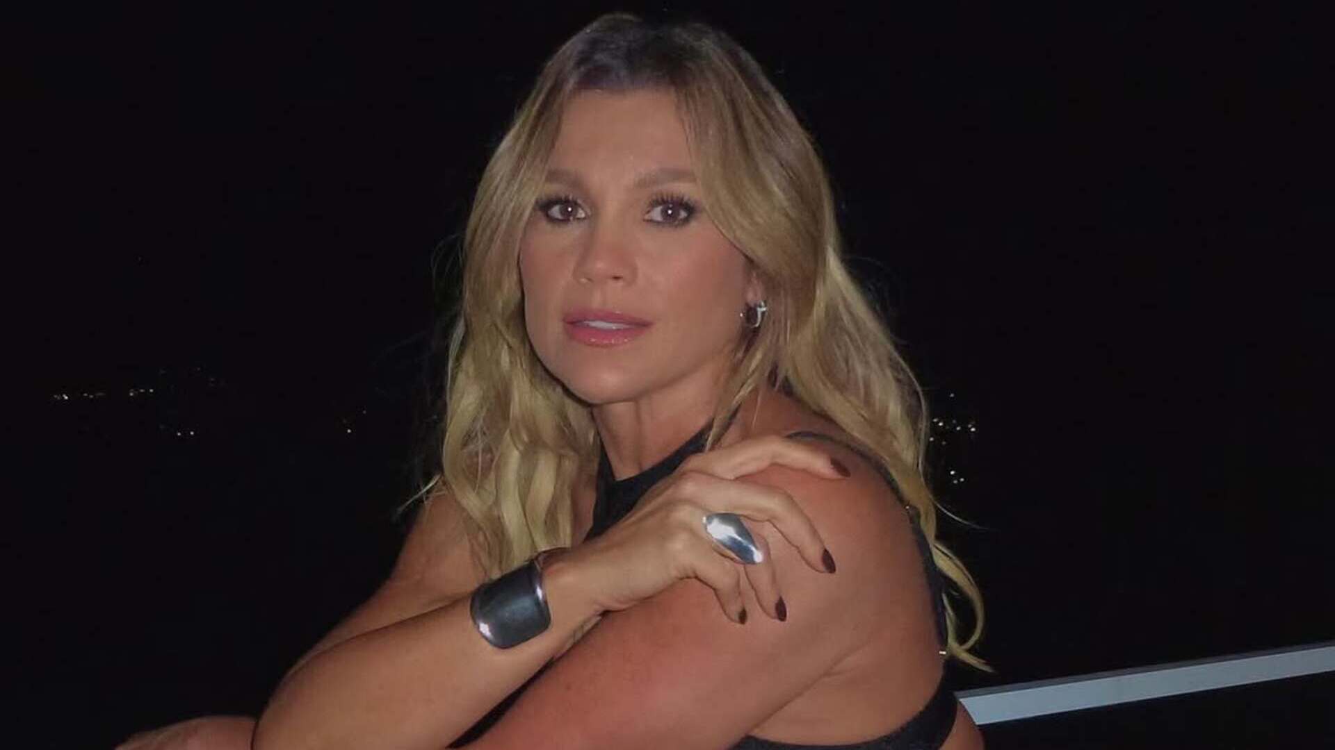 Flávia Alessandra usa vestido todo recortado e Otaviano Costa reage