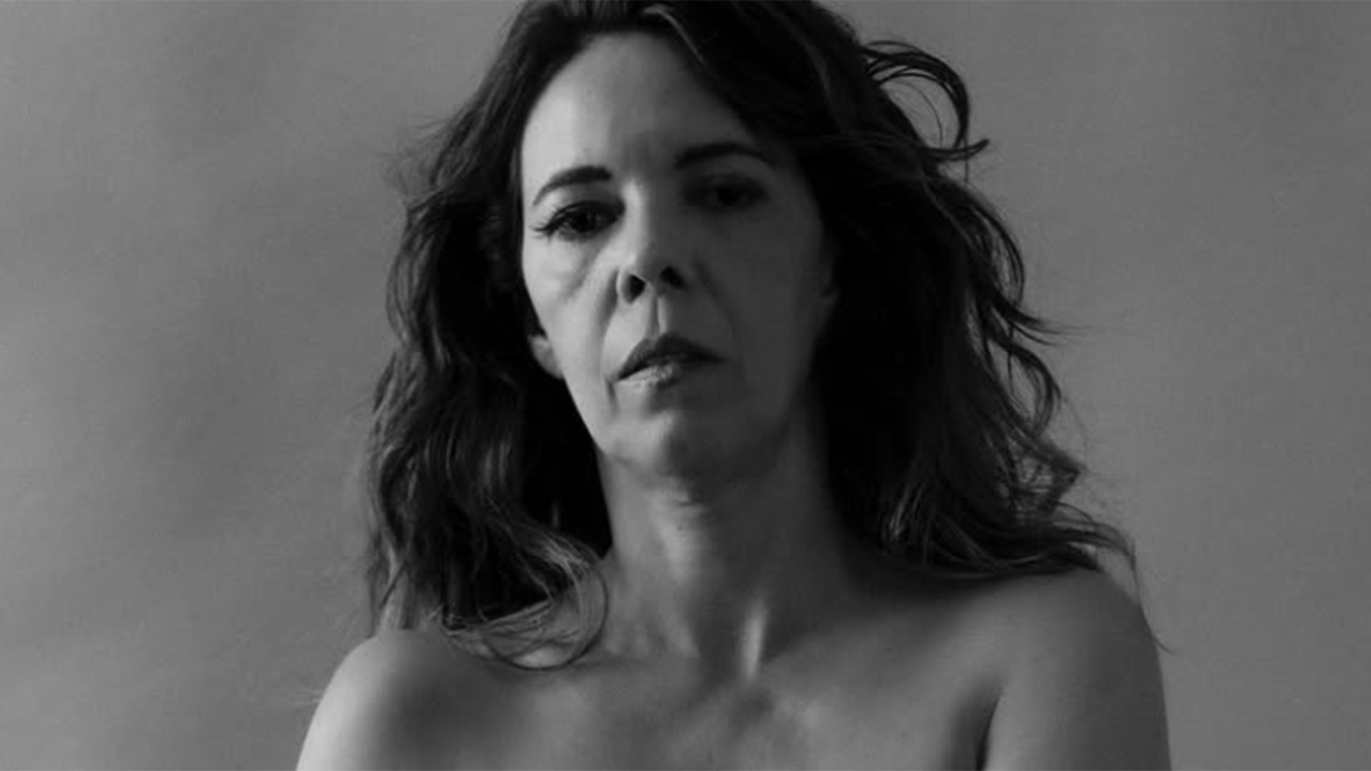 Atriz de Garota do Momento, Flavia Reis surge ‘como veio ao mundo’ em novo ensaio