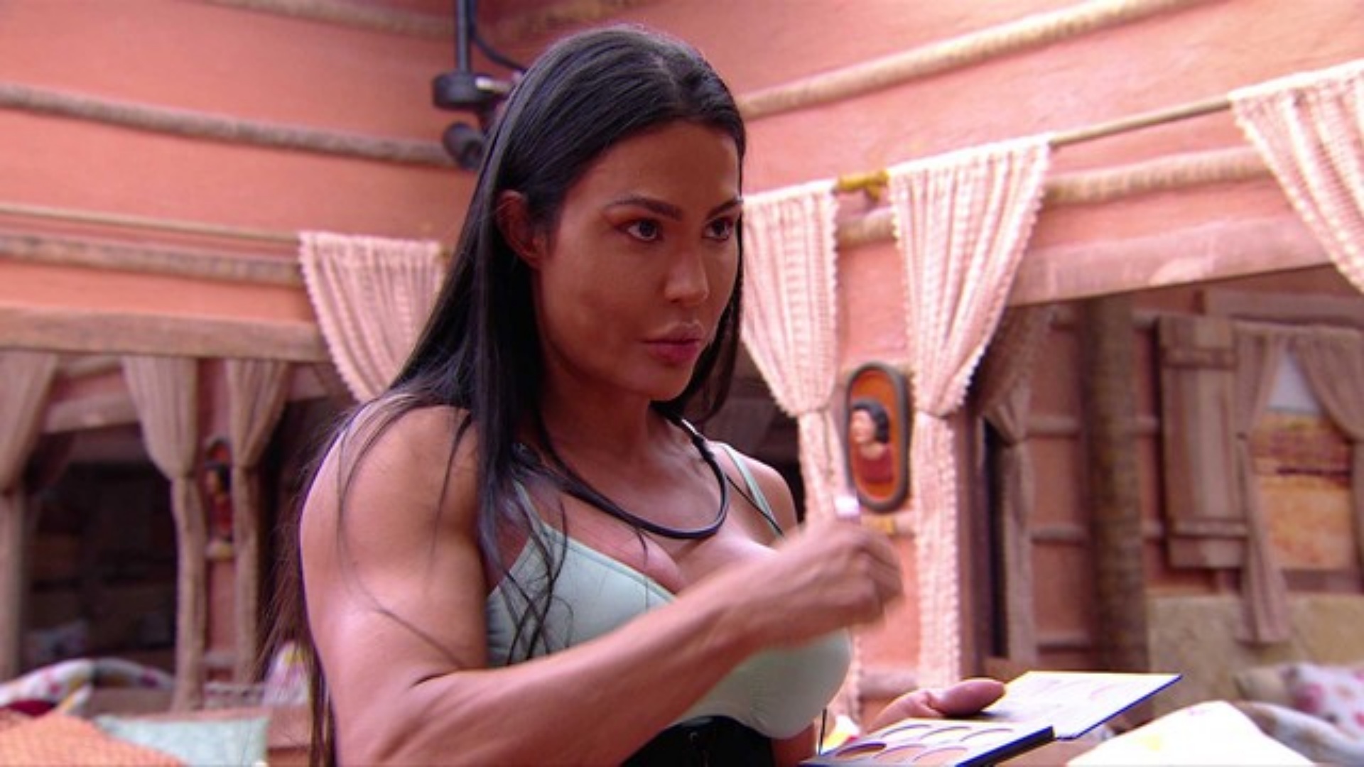 BBB 25: Gracyanne Barbosa avalia postura de brother: ‘Finge que não vê’