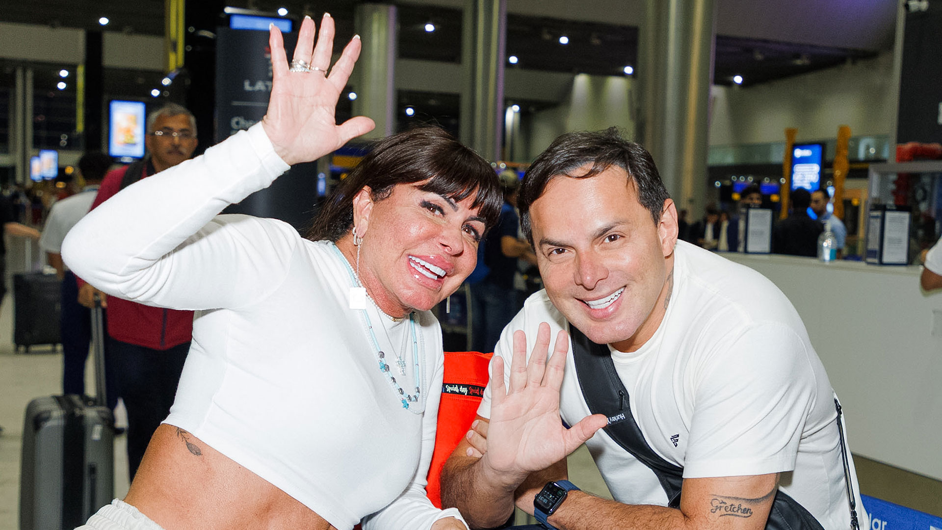 Gretchen combina look com o marido Esdras de Souza