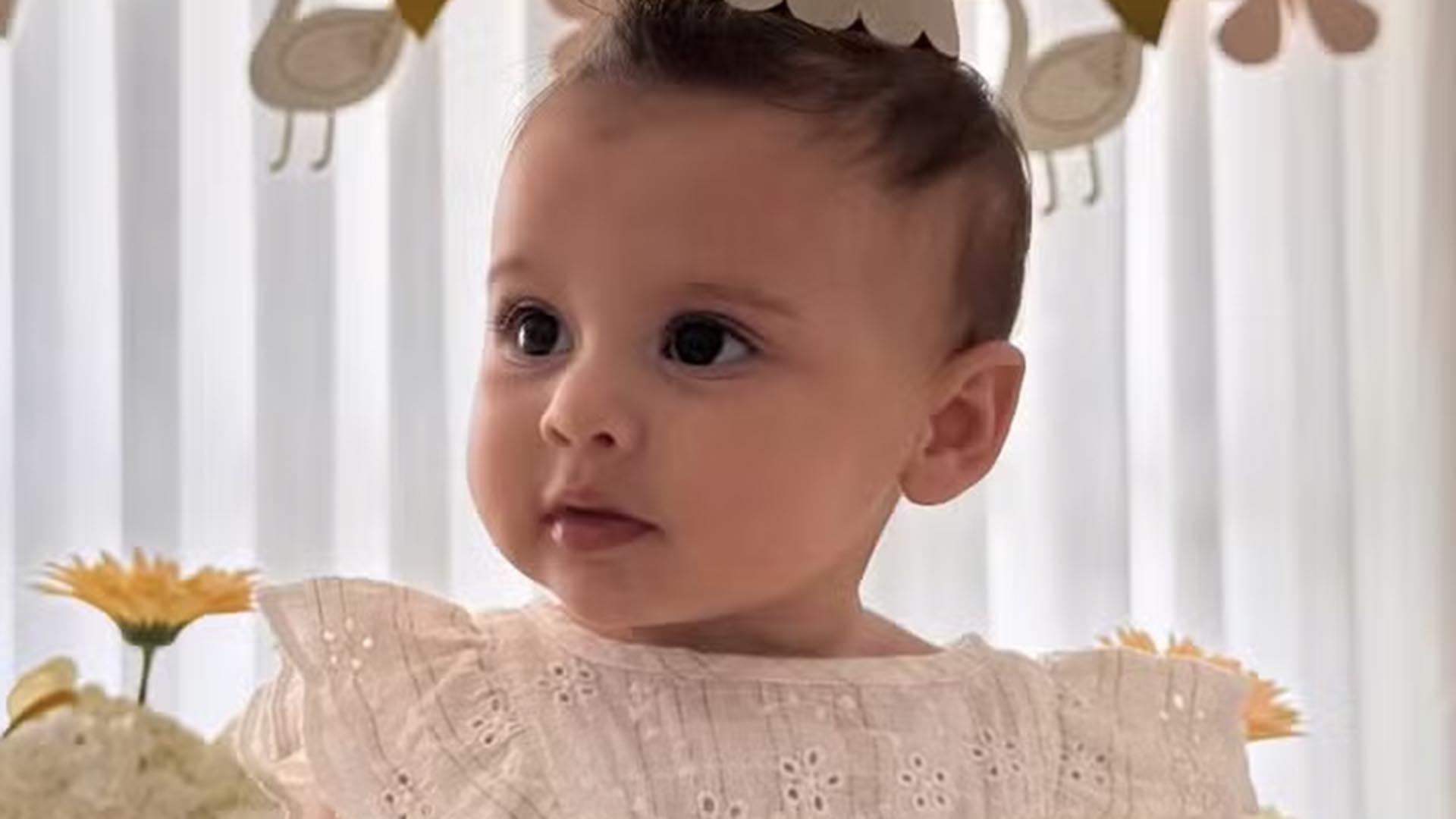Filha de Neymar Jr e Amanda Kimberlly usa vestido barato em seu mesversário
