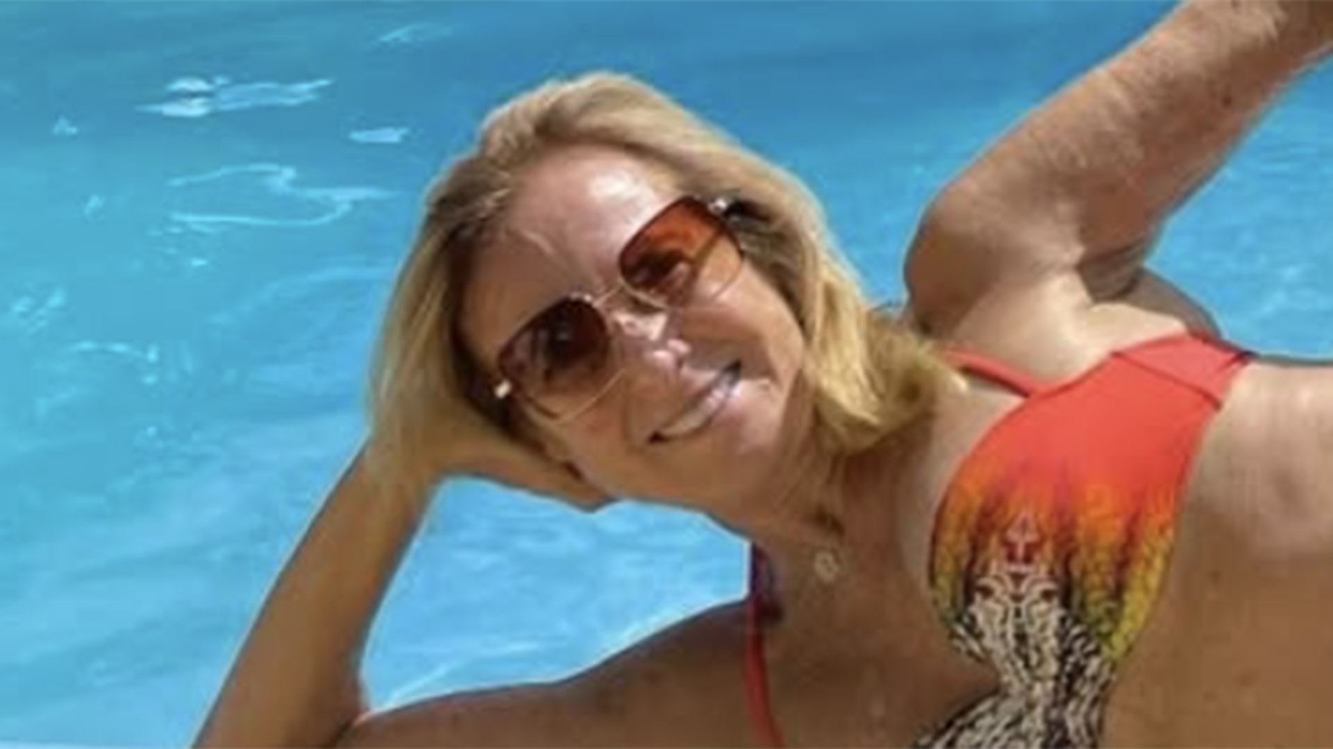 Eterna Garota de Ipanema, Helô Pinheiro arrasa em foto na piscina