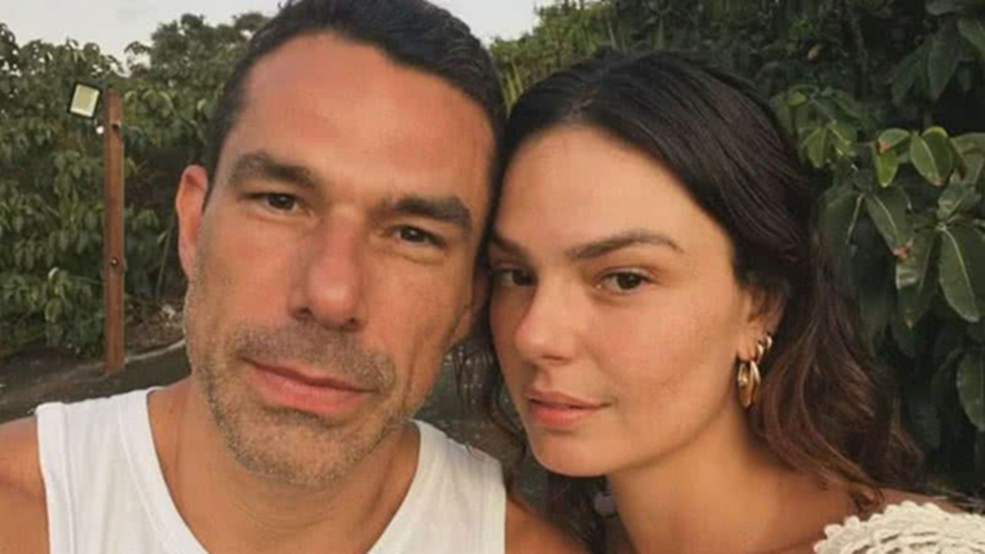 Cantor amigo de Marcus Buaiz fará show no casamento com Isis Valverde; saiba quem