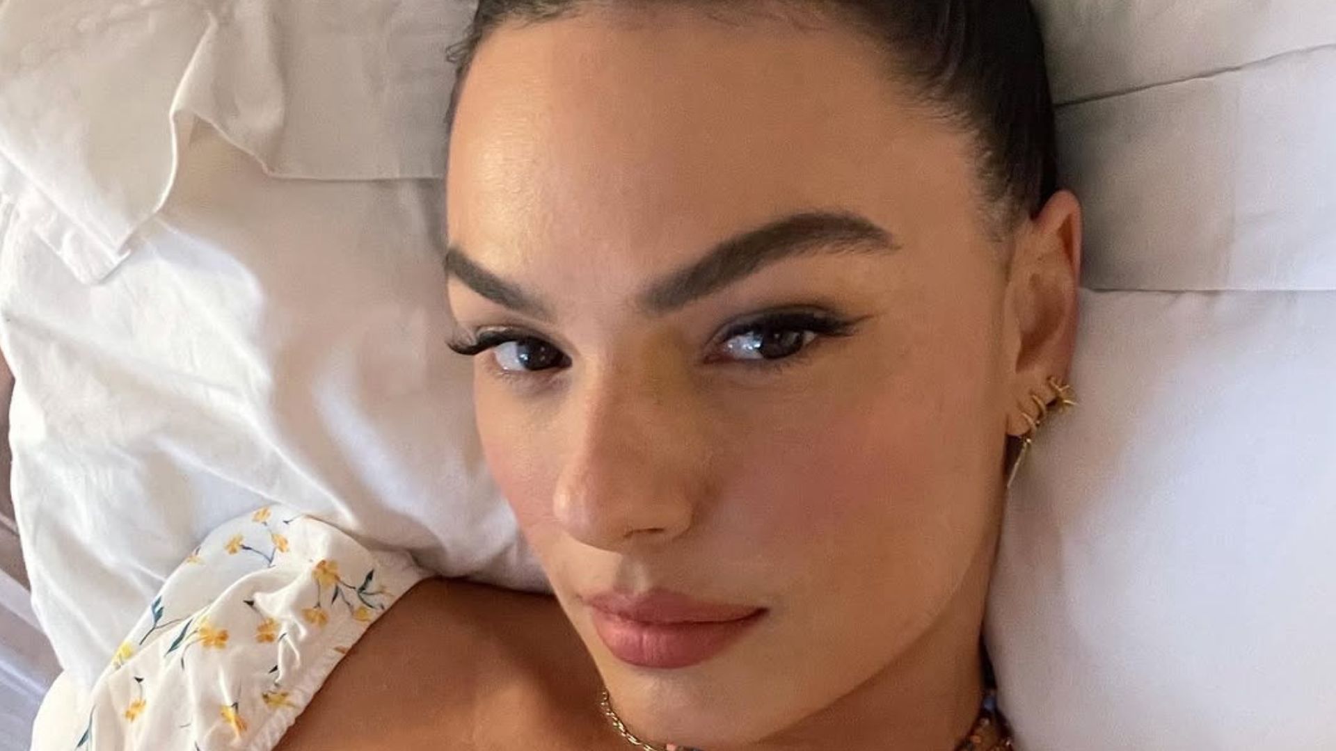 Prestes a casar, Isis Valverde resgata foto de biquíni e revela saudade
