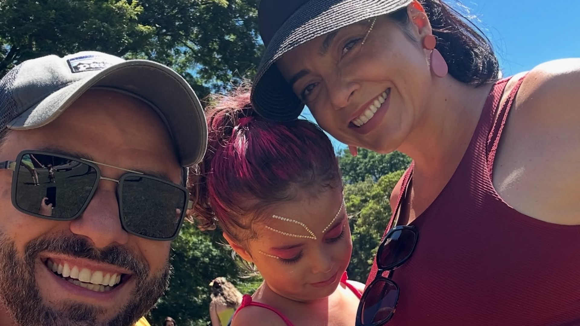 Izabella Camargo exibe barriga de grávida durante passeio em família