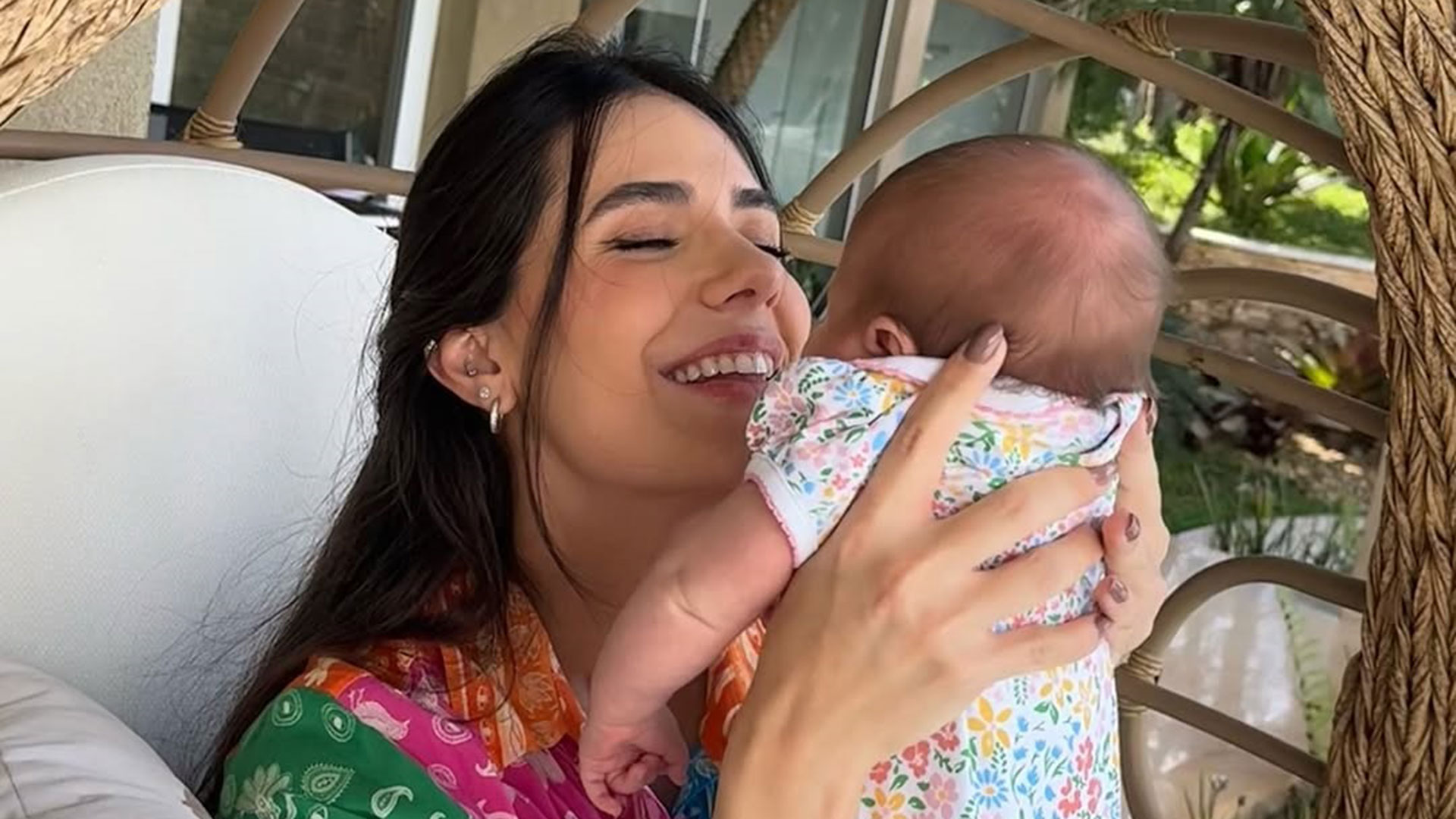 Jade Magalhães mostra roupas da filha Serena para doação