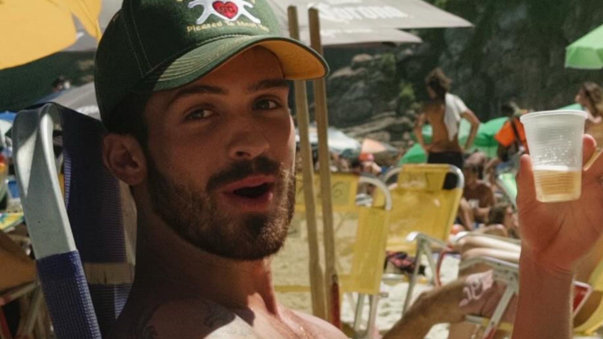 Solteiro, João Guilherme chama atenção ao curtir o dia na praia