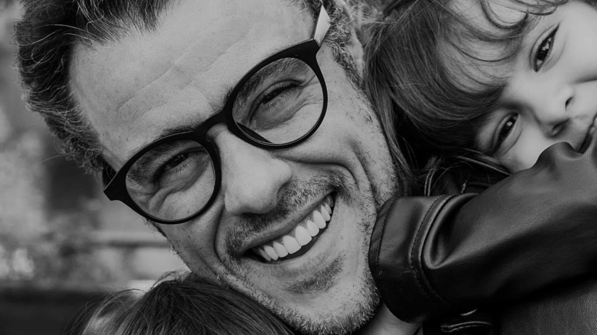Joaquim Lopes encanta ao comemorar o aniversário das filhas gêmeas