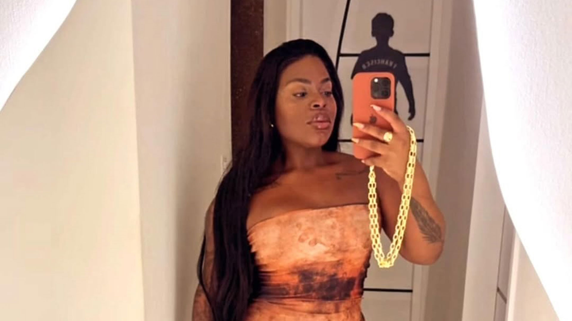 Jojo Todynho exibe cintura fina ao posar com vestido justo