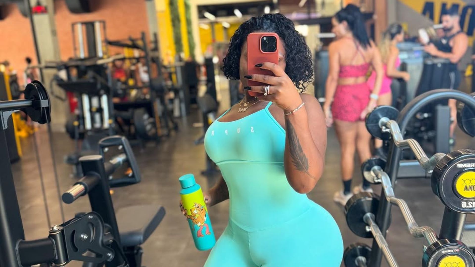 Jojo Todynho posa na academia e arrasa com look escolhido