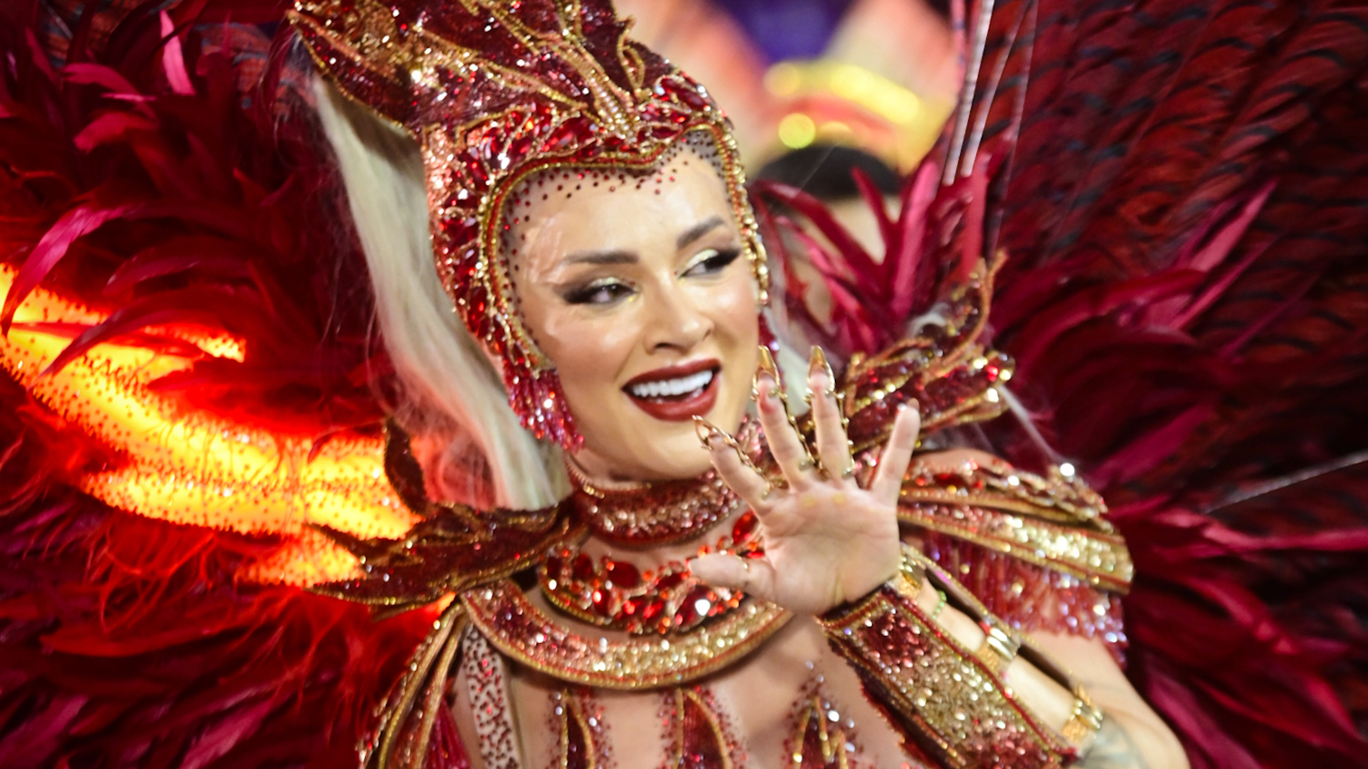 Juju Salimeni brilha com 30 mil cristais como rainha de bateria da Barroca Zona Sul