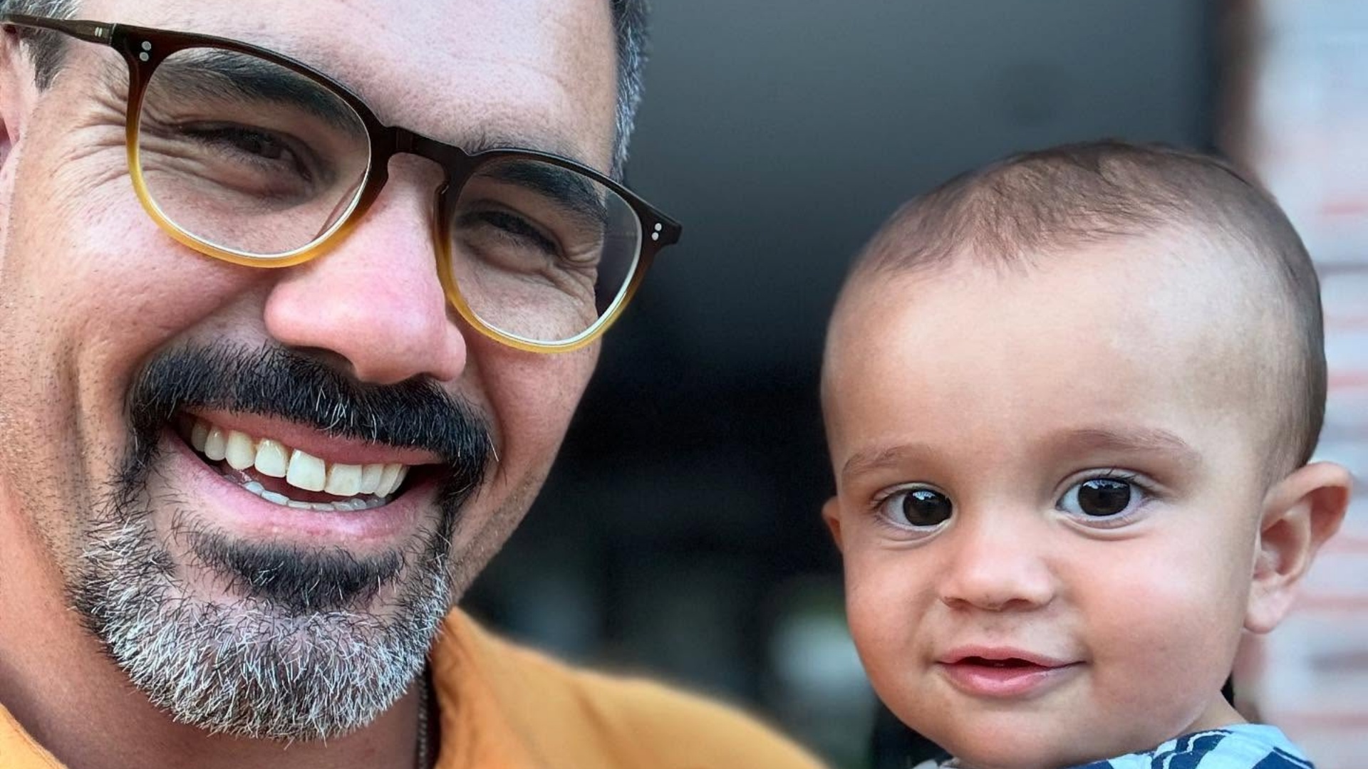 Juliano Cazarré encanta ao comemorar o aniversário do filho: ‘Viva o Estêvão’