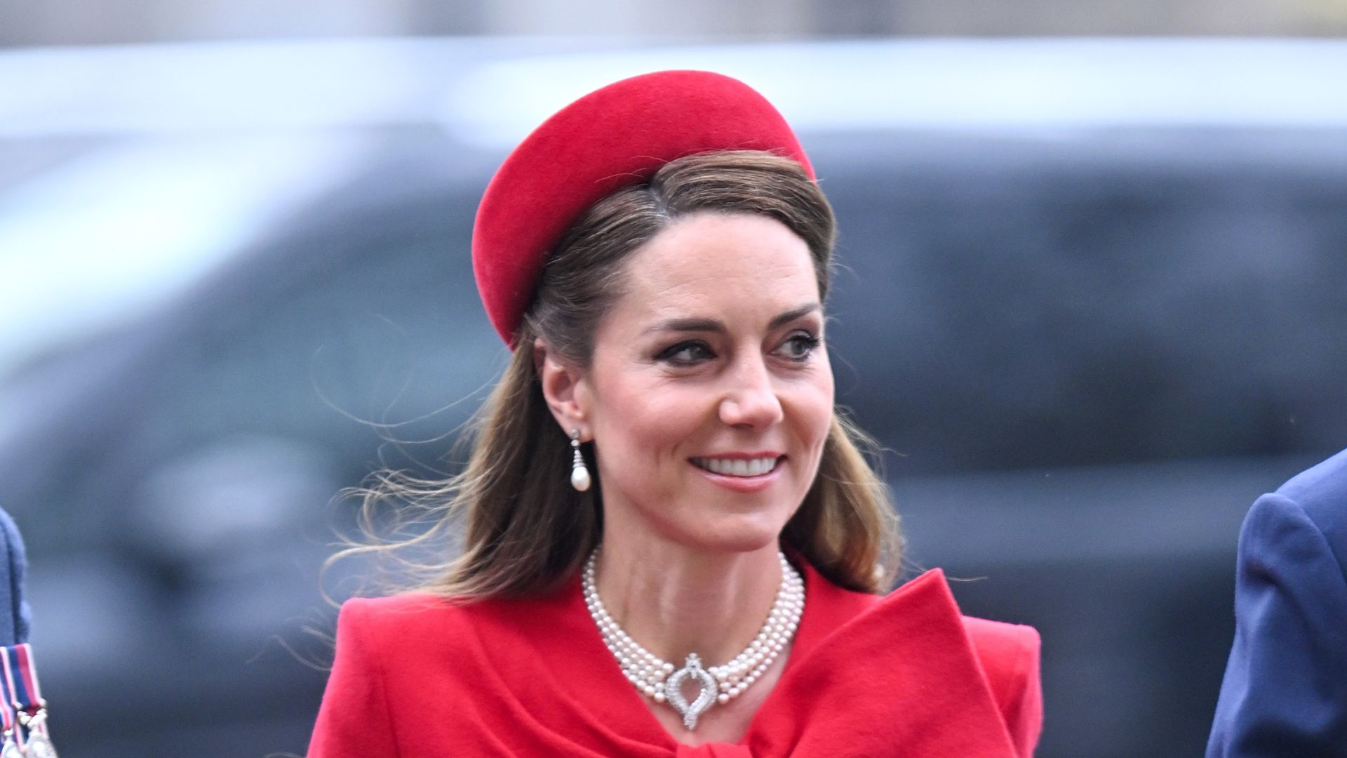 Por que Kate Middleton cumprimenta o Rei Charles de forma diferente? Entenda