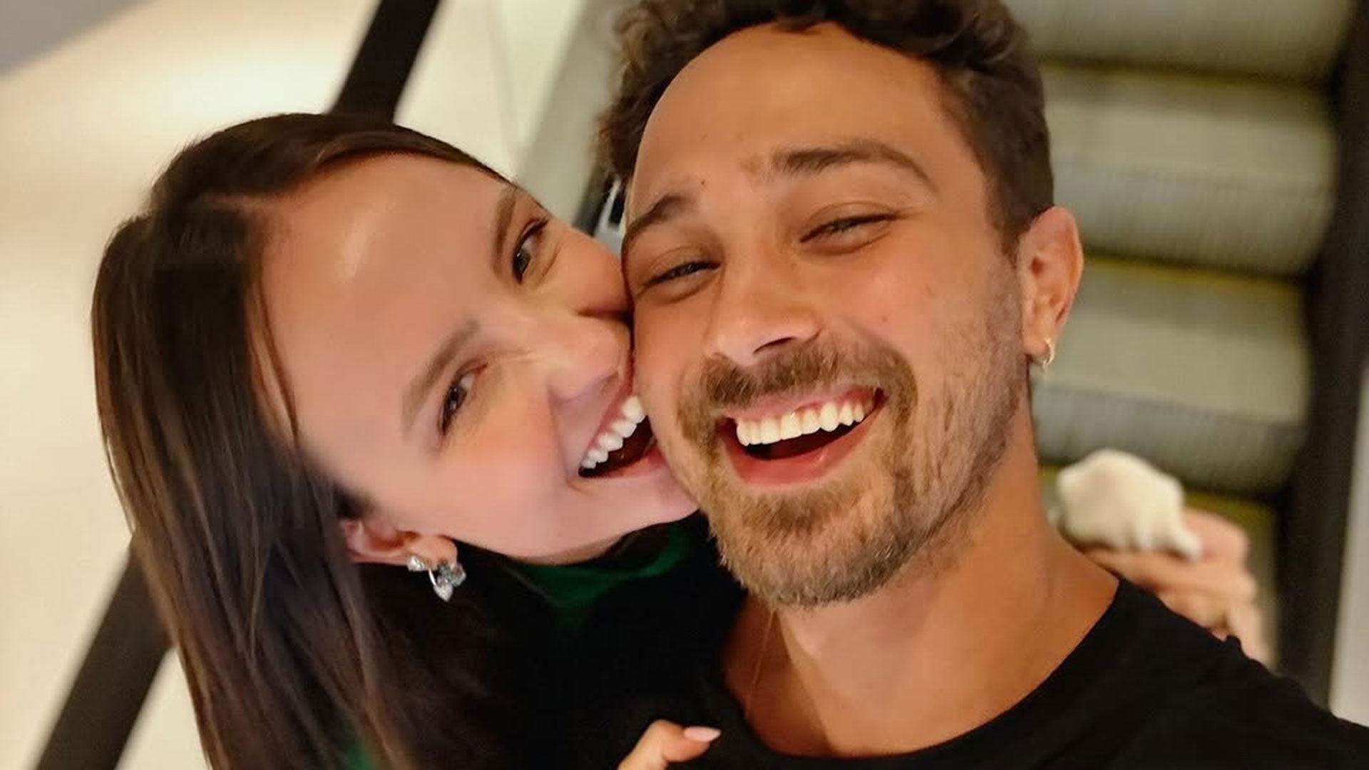 Larissa Manoela recebe os cuidados do marido após problema na voz