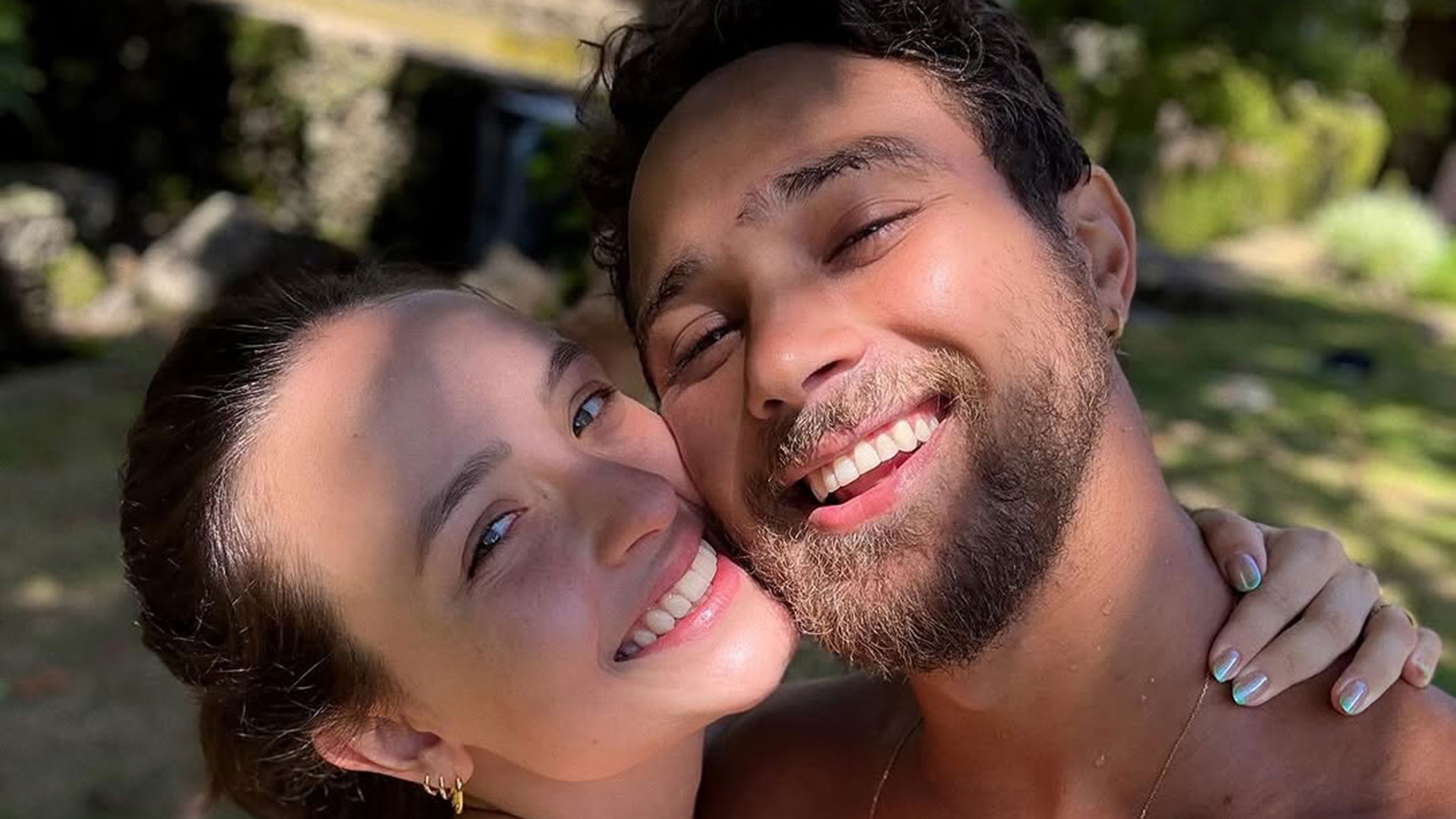 Larissa Manoela se emociona ao receber vídeo do casamento: ‘Espetáculo’
